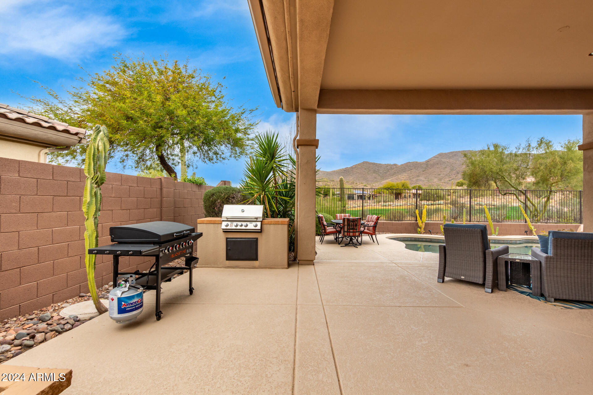 2302 W HAZELHURST Drive