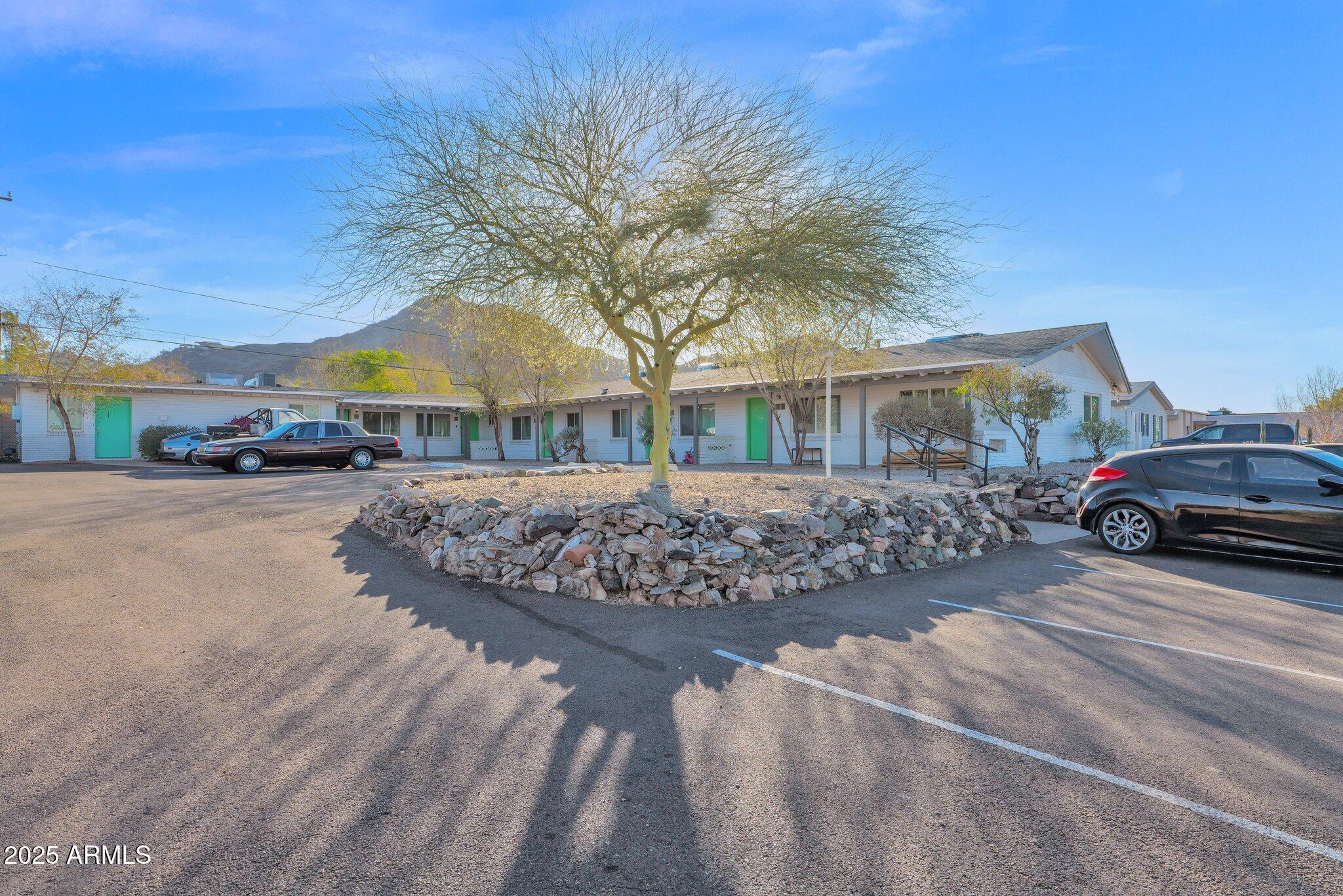 9215 N 13TH Place
