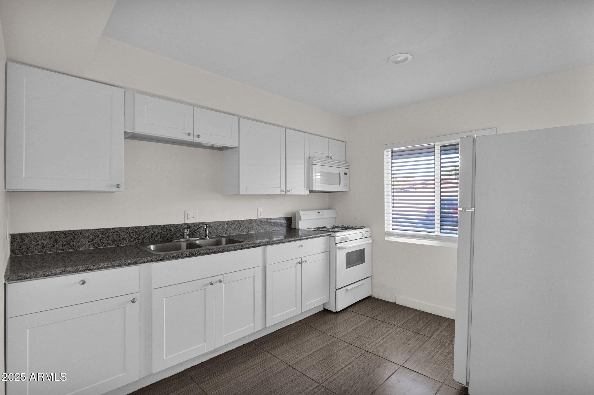 9215 N 13TH Place
