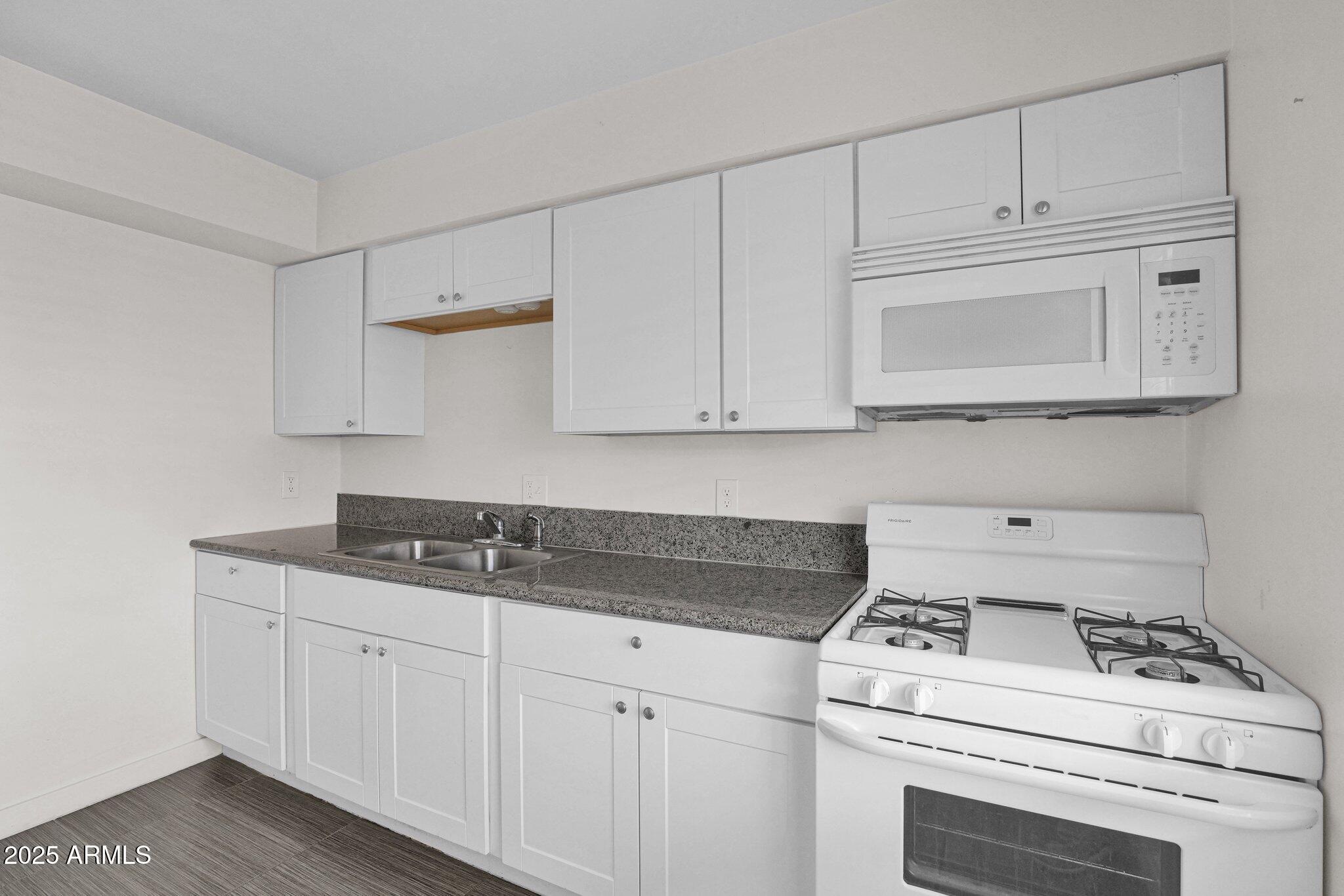 9215 N 13TH Place