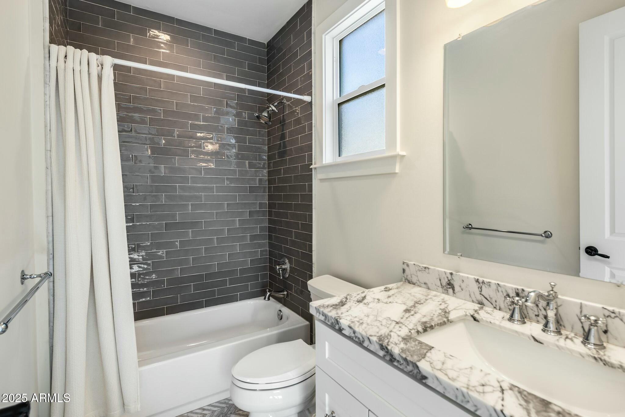 3902 E FAIRMOUNT Avenue