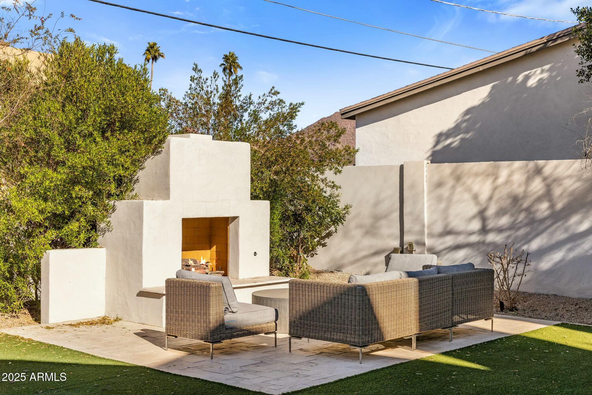 3902 E FAIRMOUNT Avenue