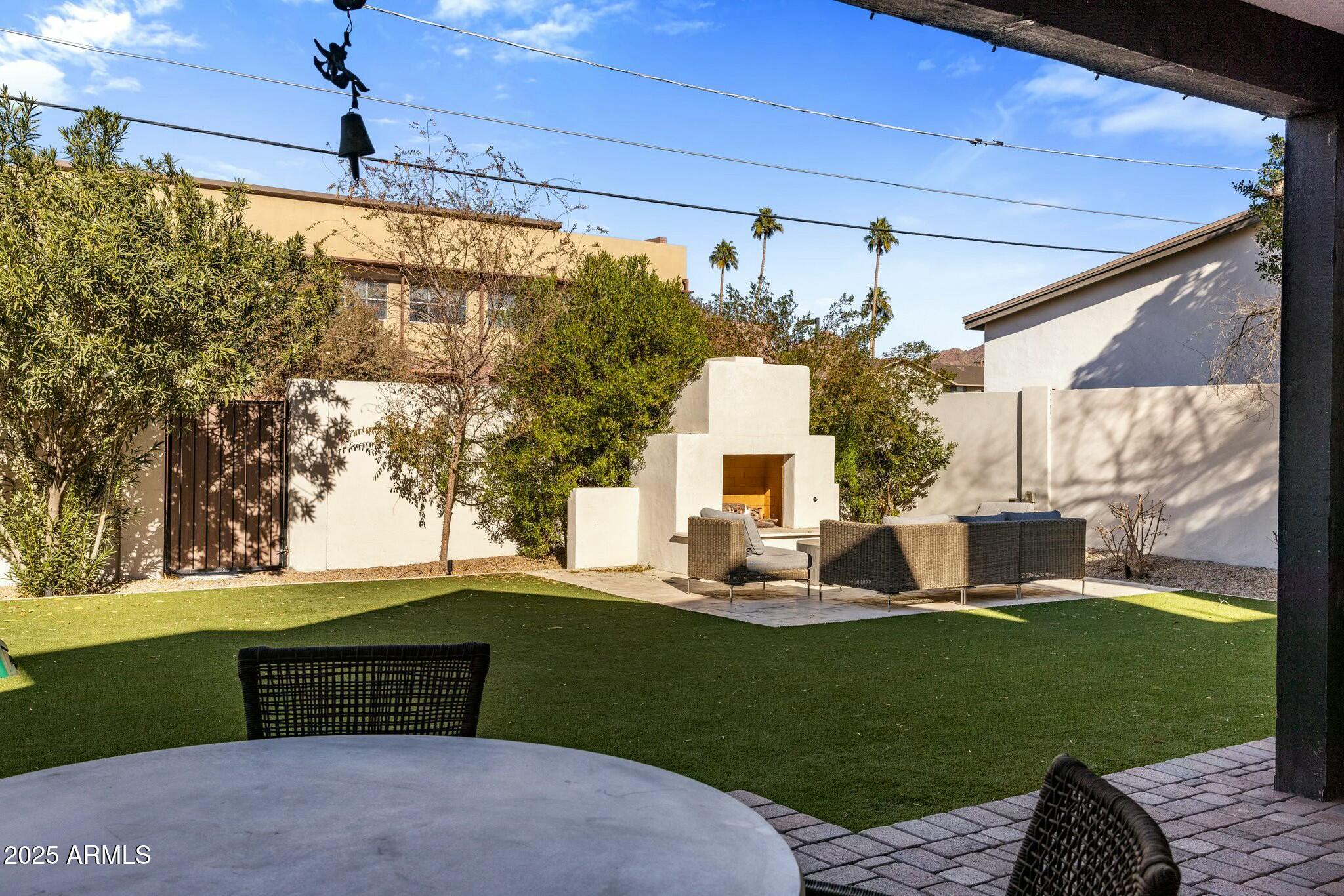 3902 E FAIRMOUNT Avenue