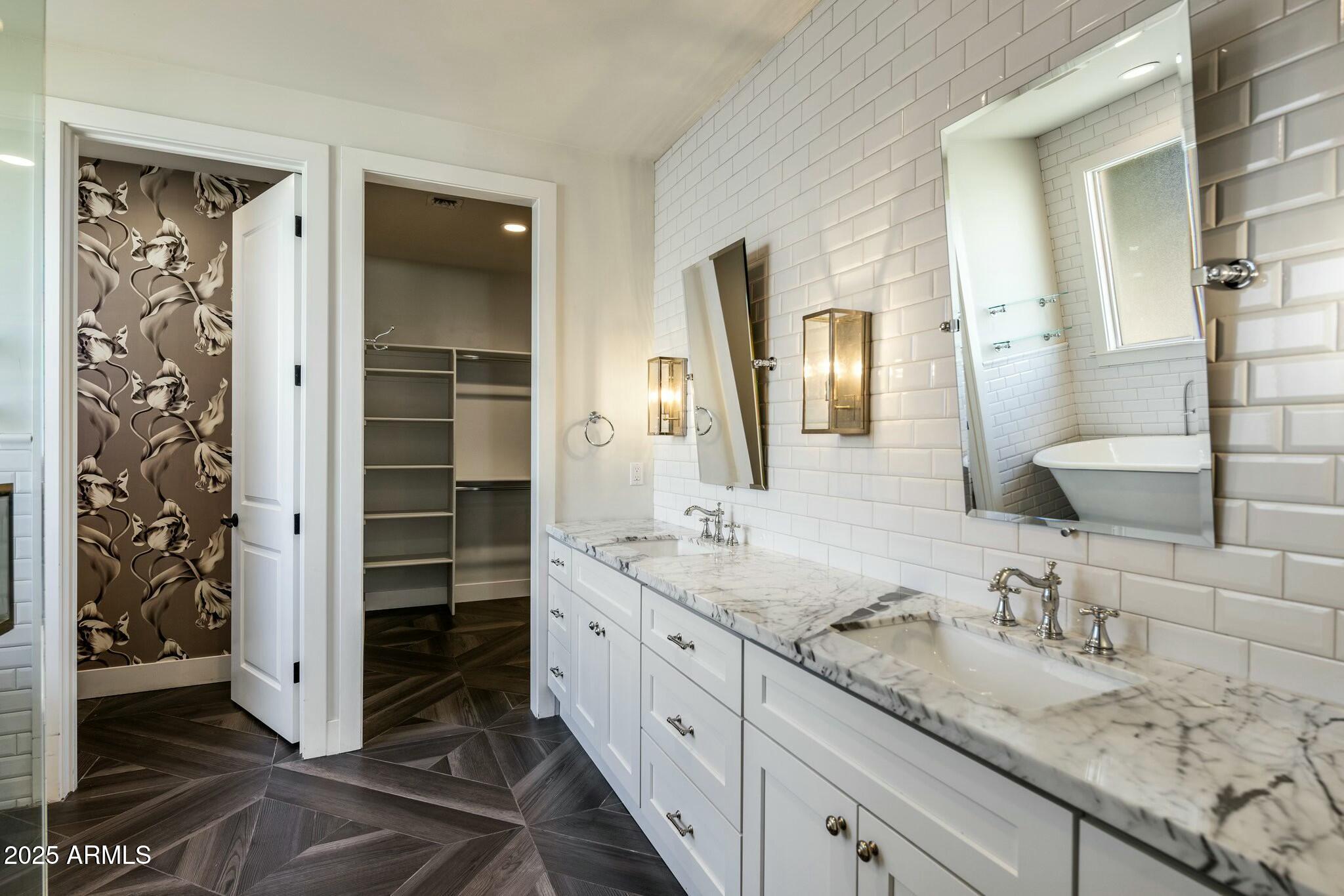 3902 E FAIRMOUNT Avenue