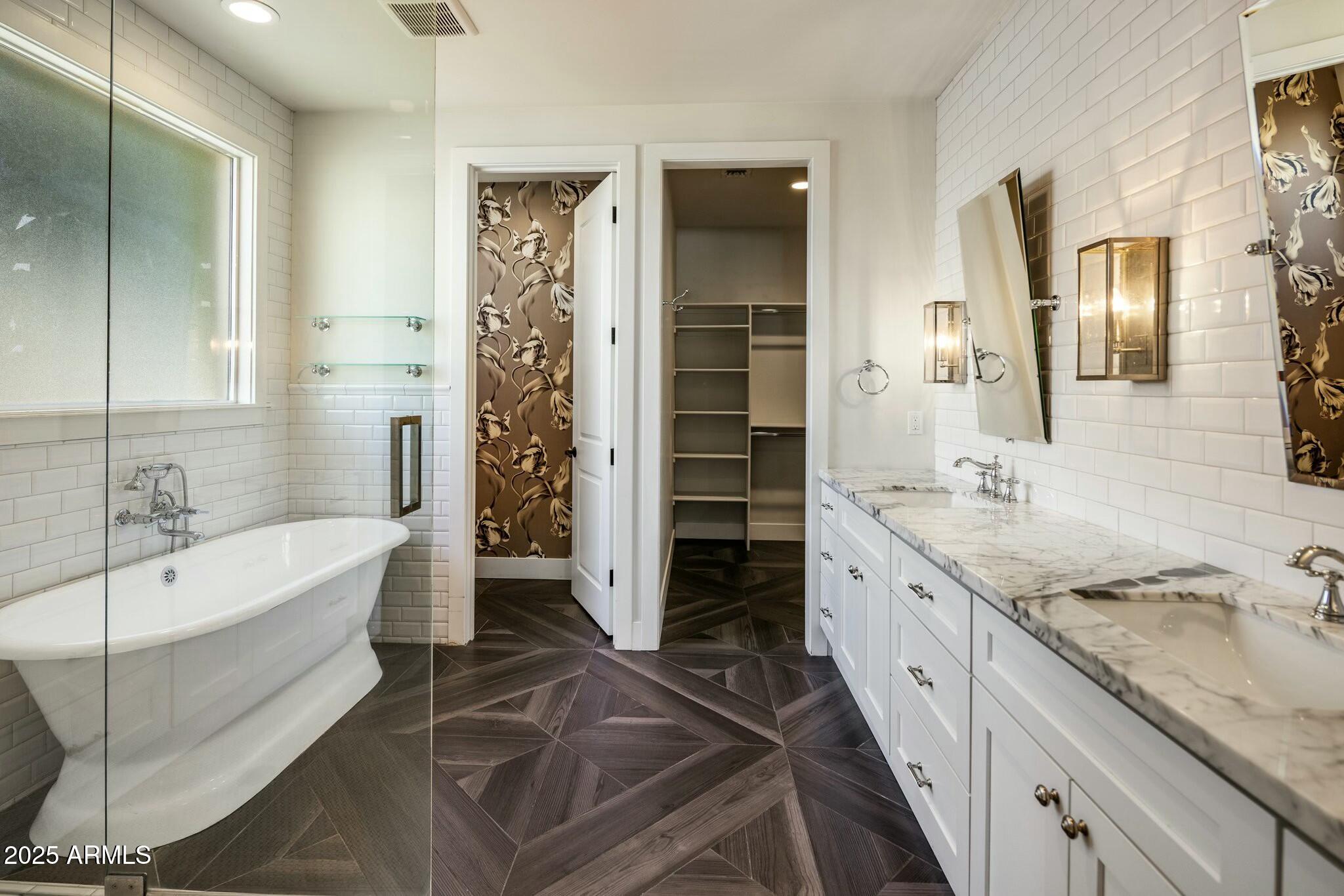 3902 E FAIRMOUNT Avenue