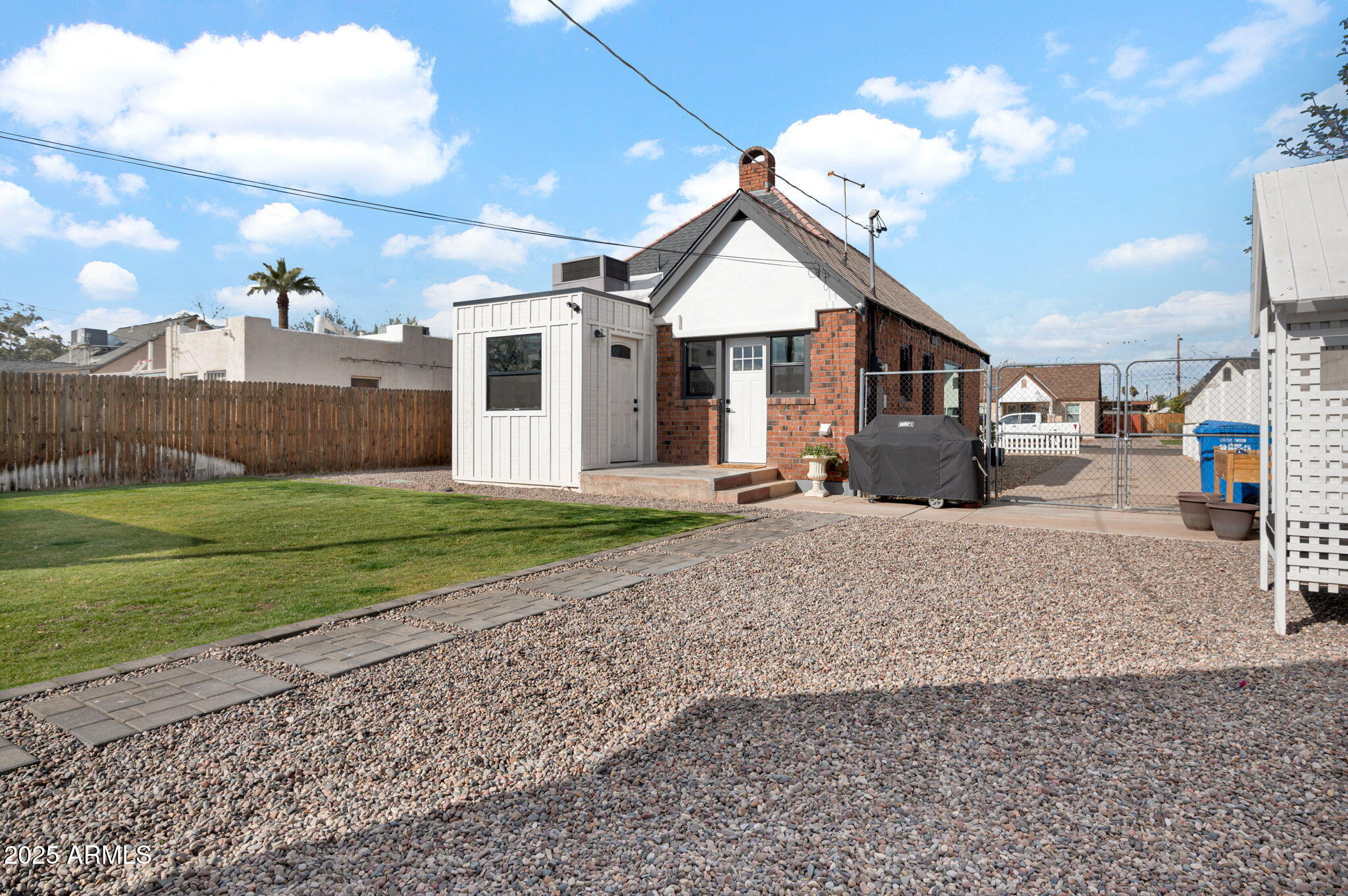 1613 E WILLETTA Street