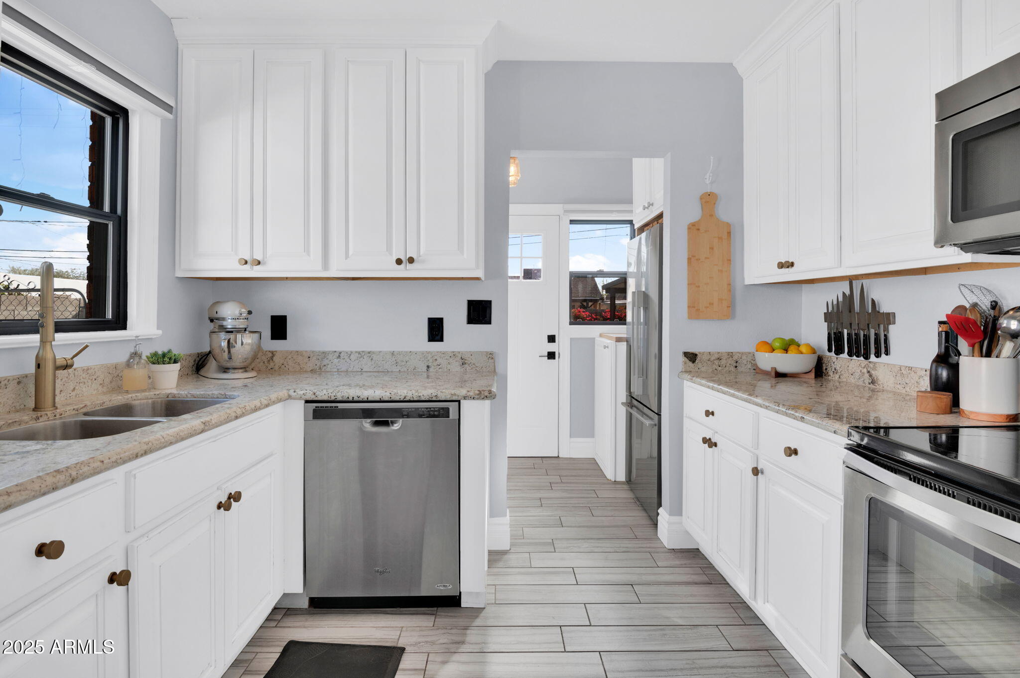 1613 E WILLETTA Street