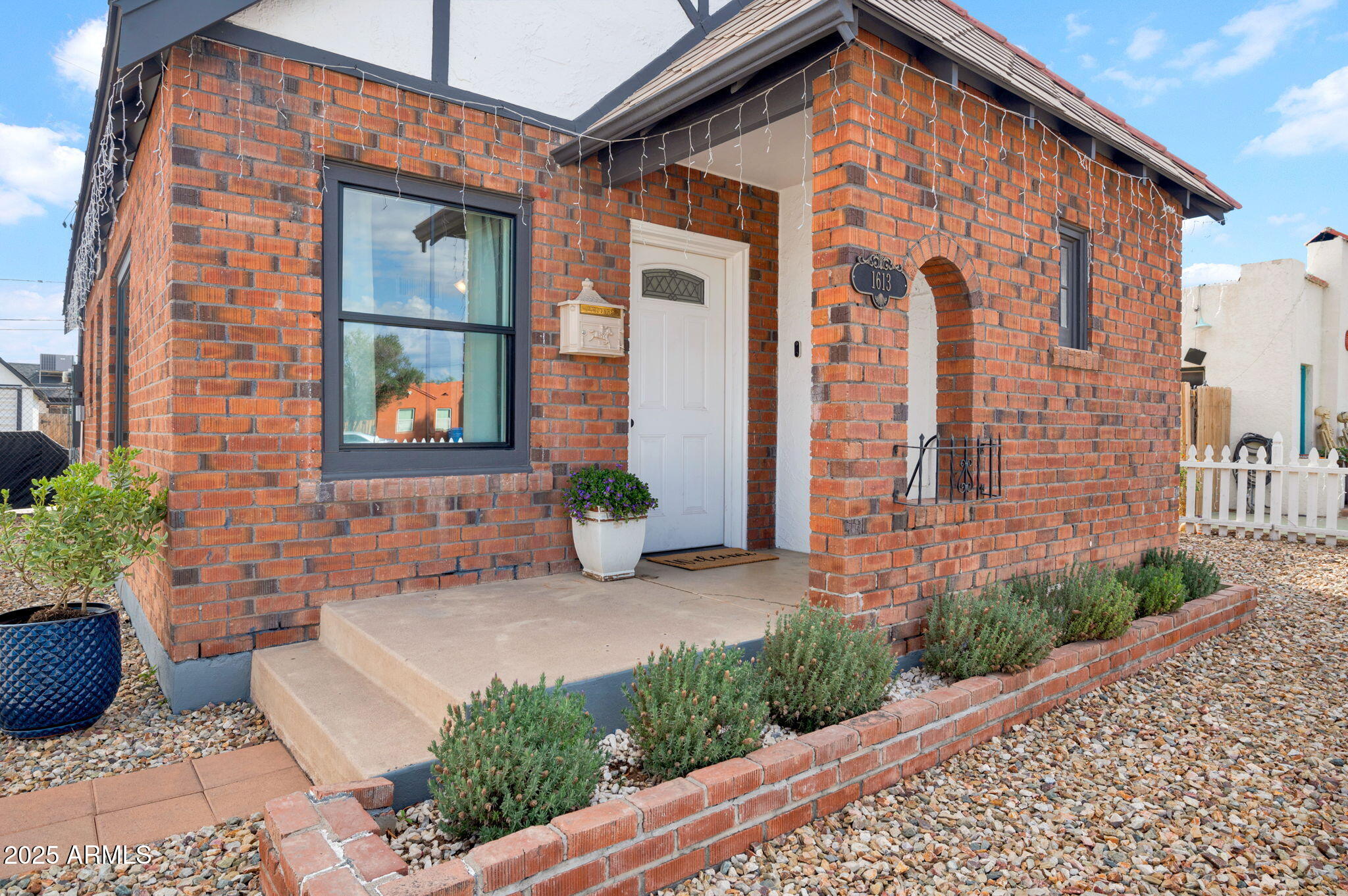 1613 E WILLETTA Street