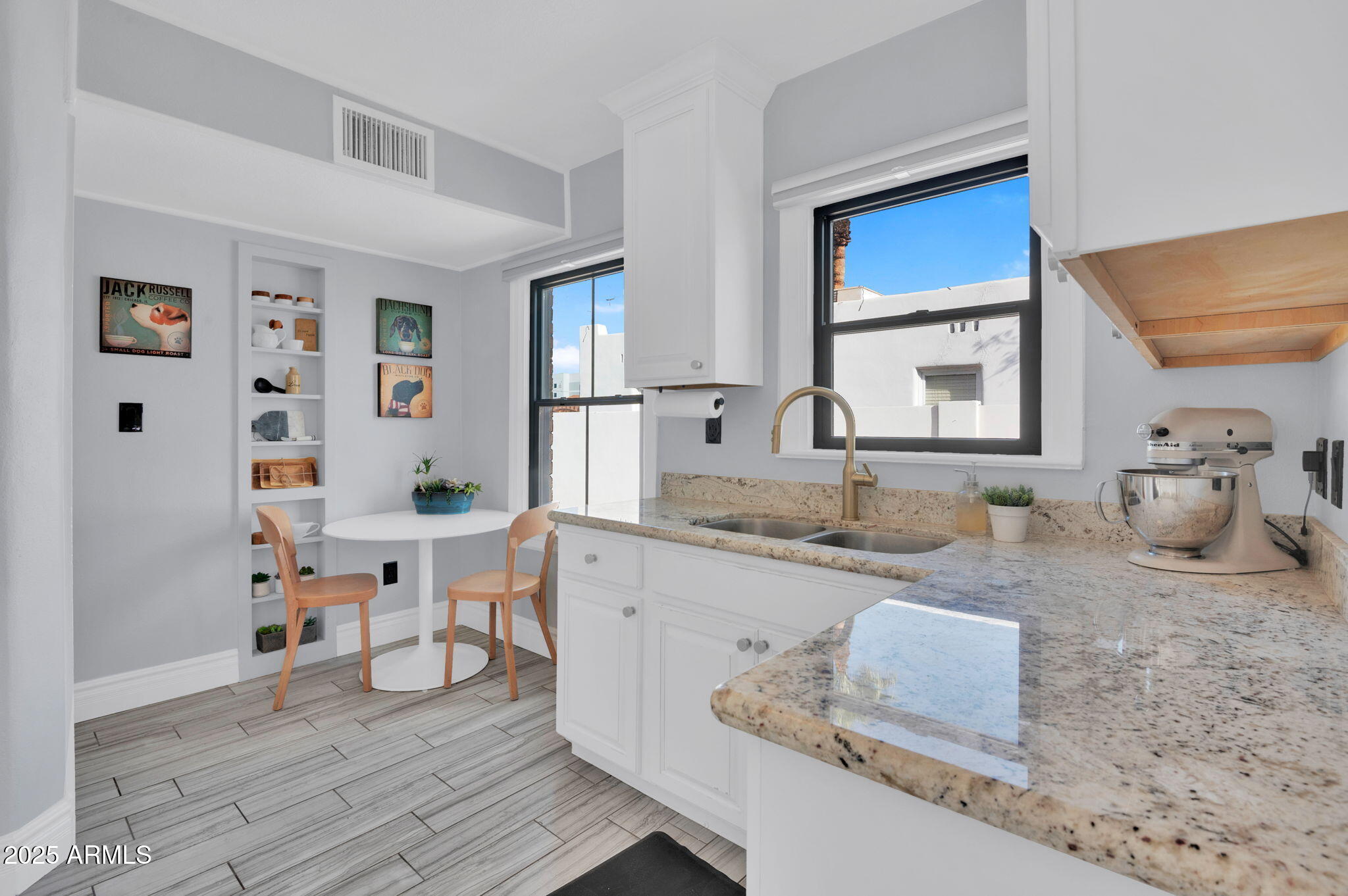 1613 E WILLETTA Street