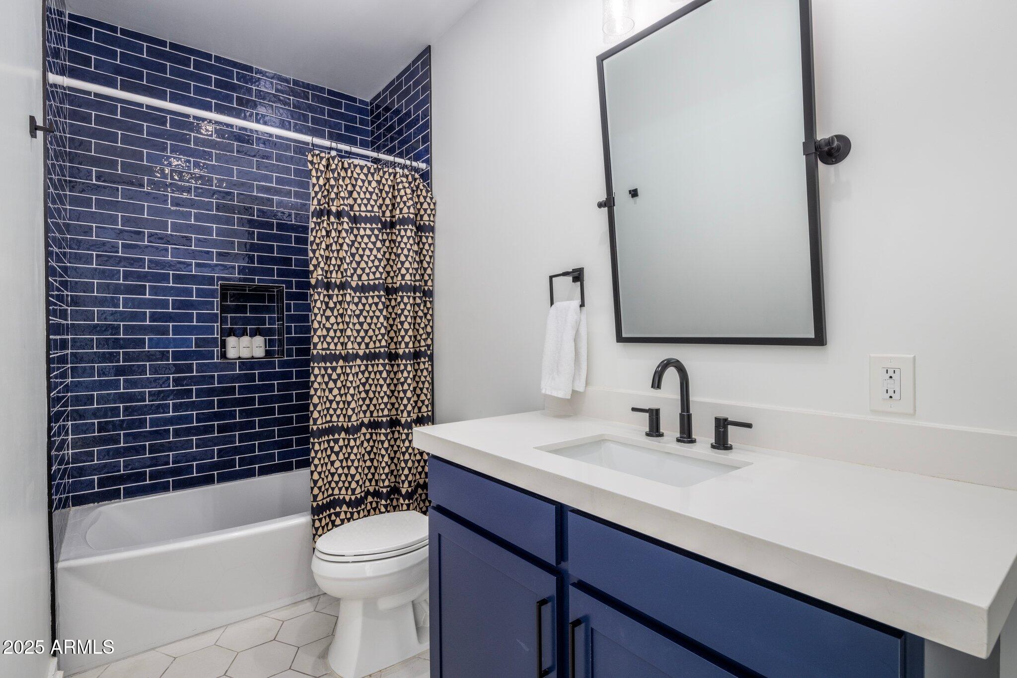 3322 N VALENCIA Lane