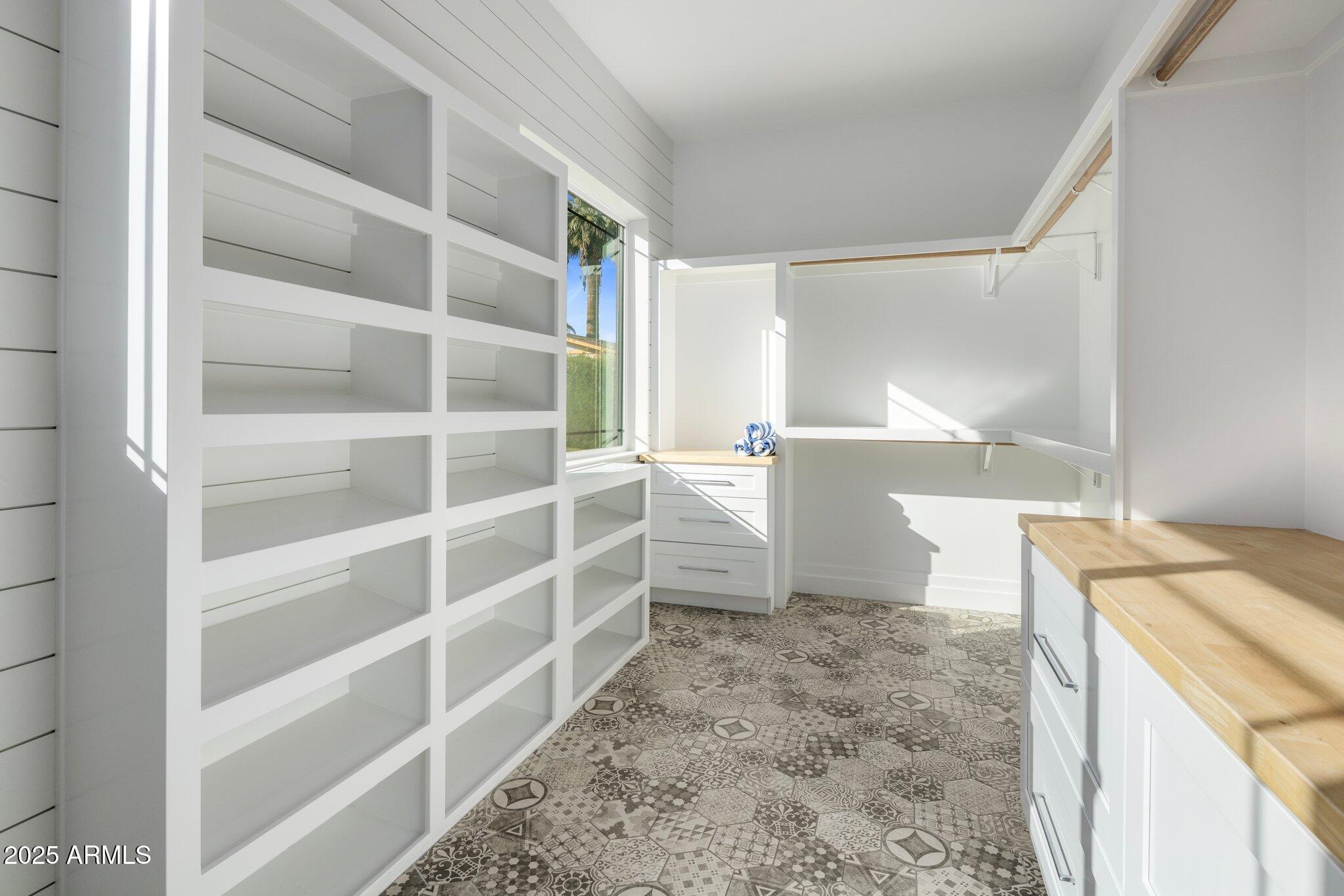 3322 N VALENCIA Lane