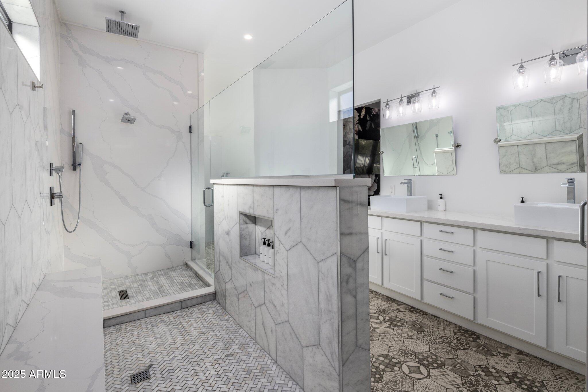 3322 N VALENCIA Lane