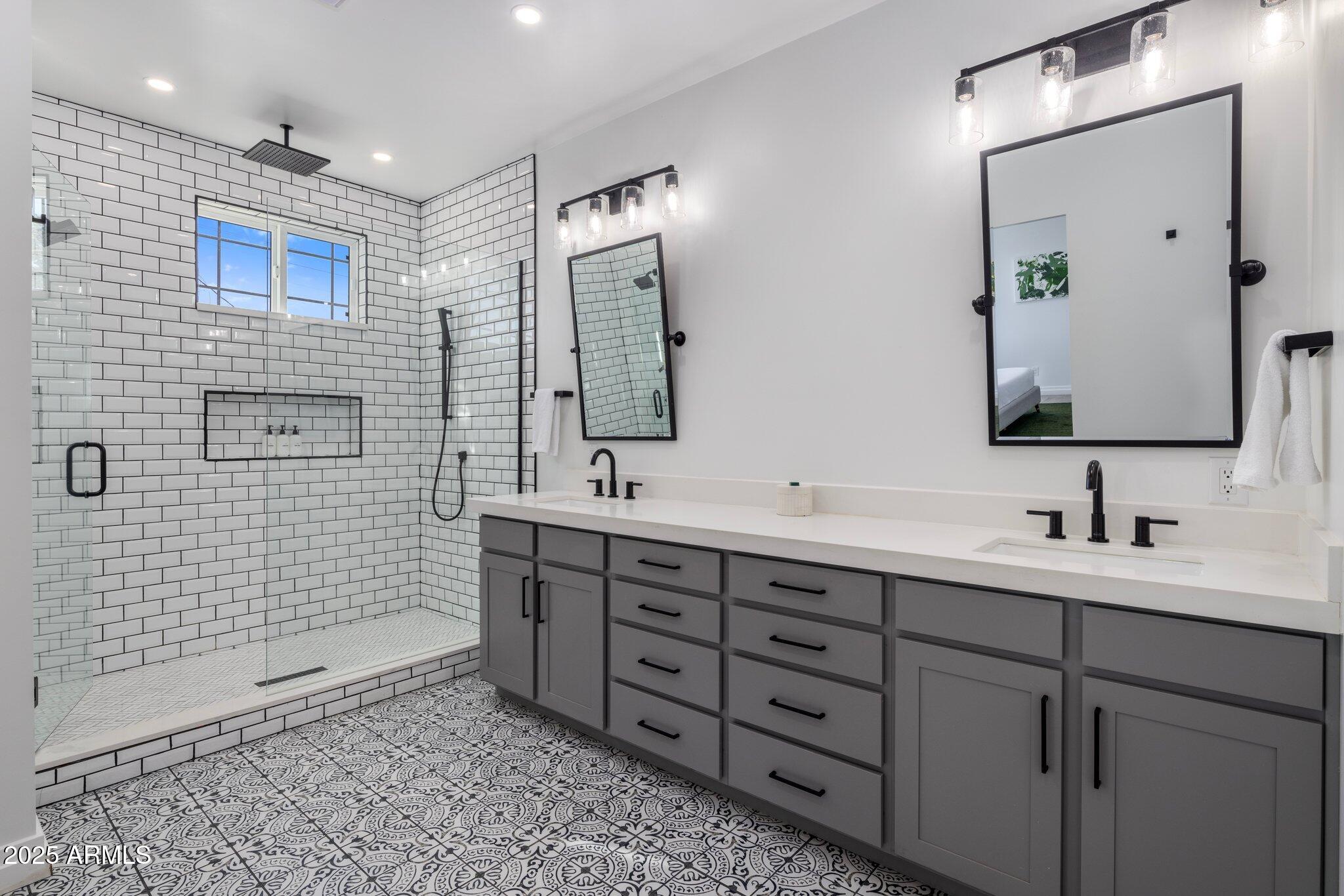 3322 N VALENCIA Lane