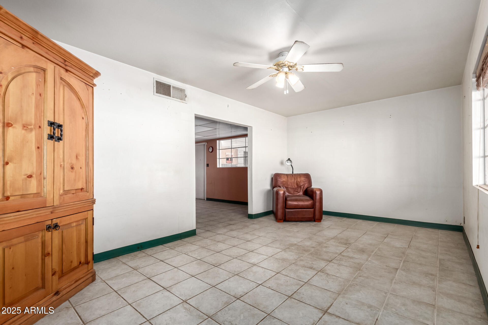 2335 W TUCKEY Lane