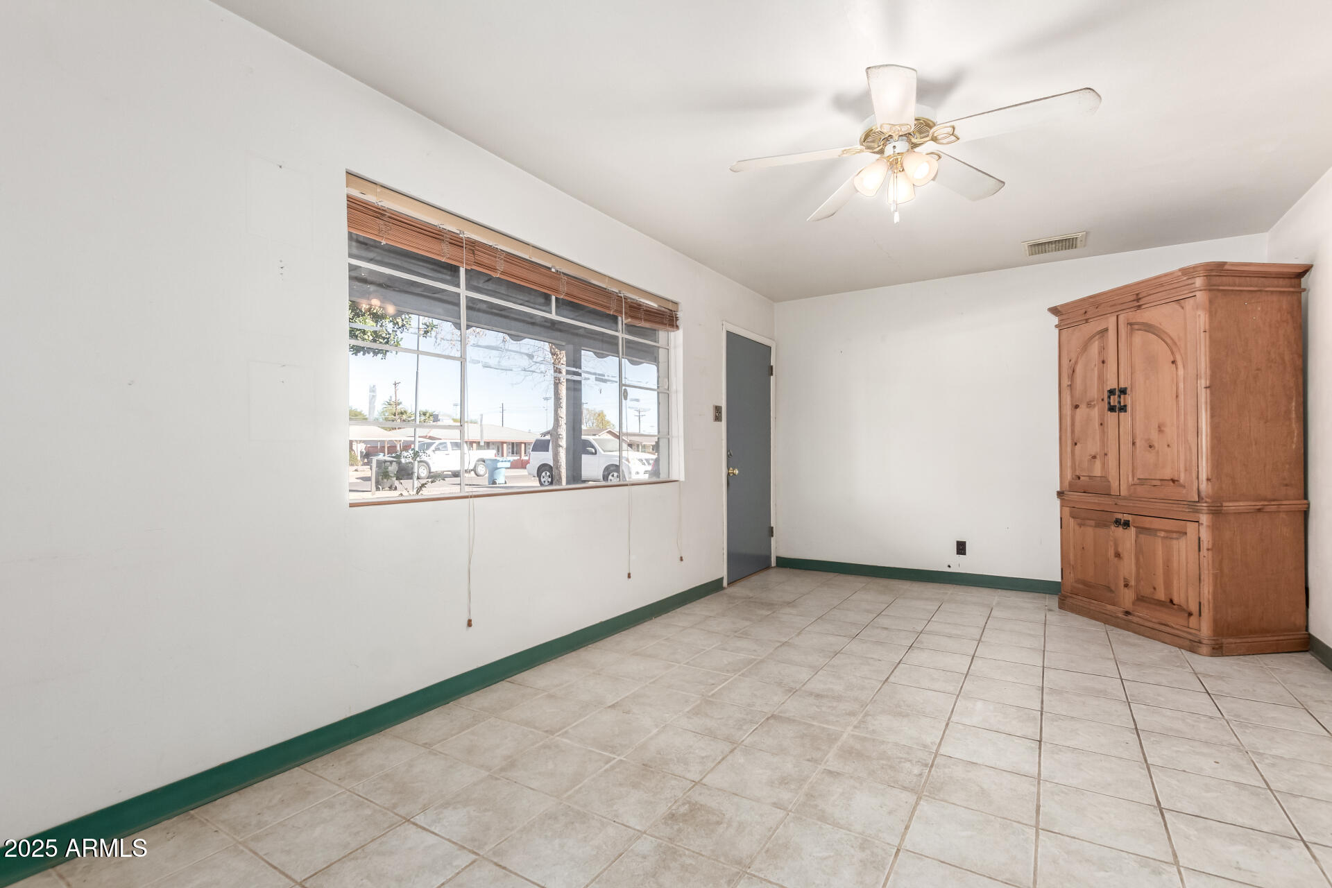 2335 W TUCKEY Lane