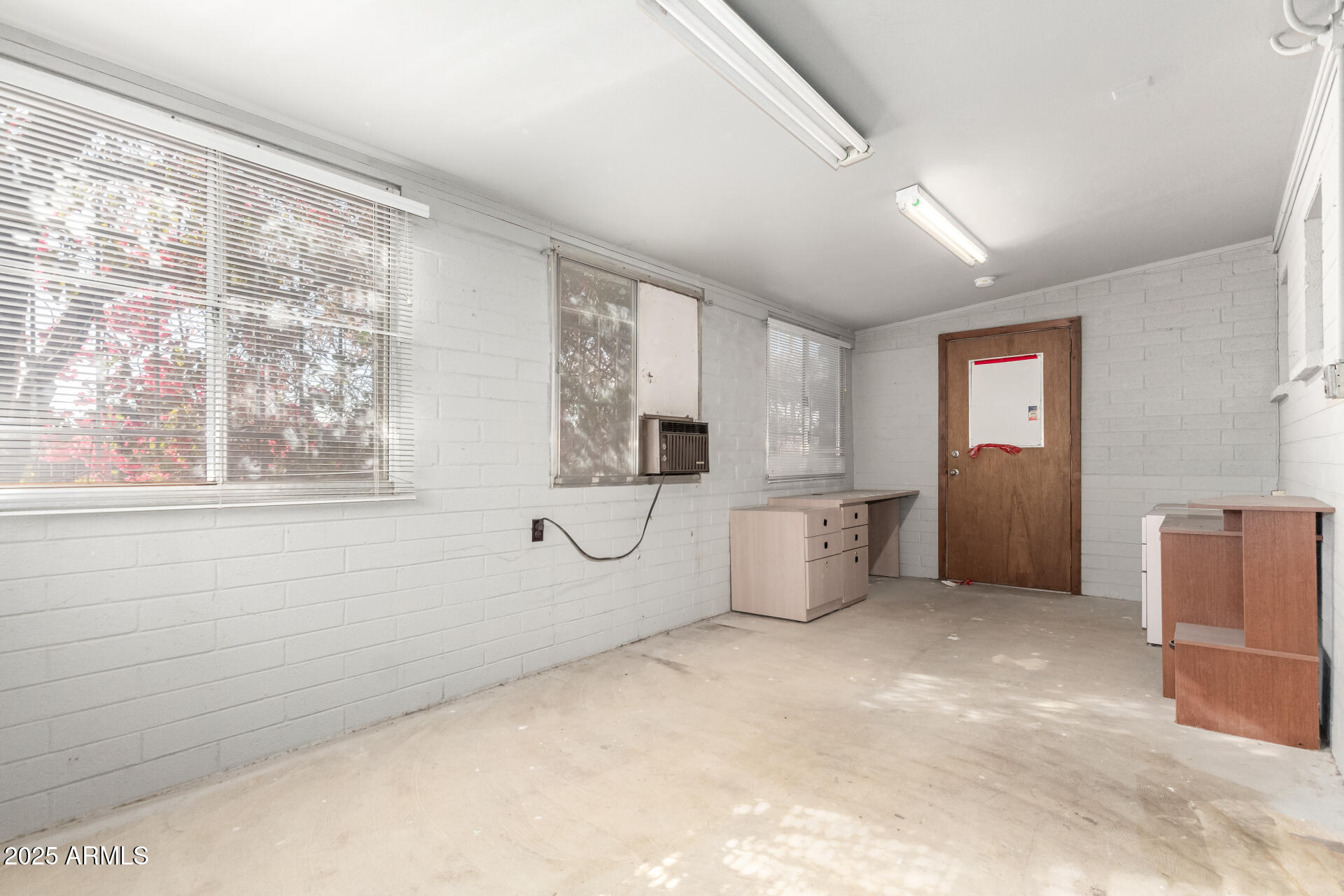 2335 W TUCKEY Lane