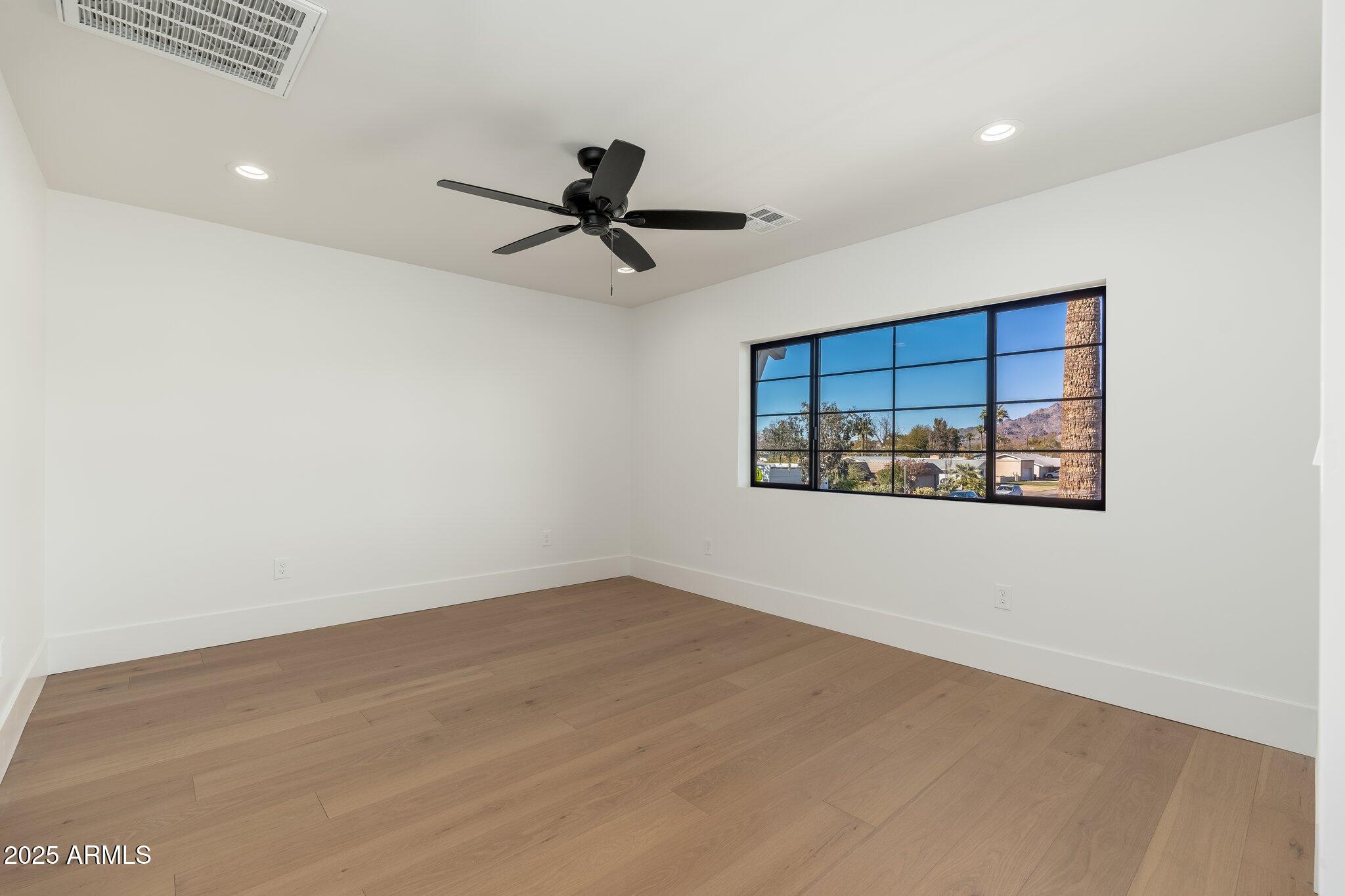 3427 E CAMPBELL Avenue