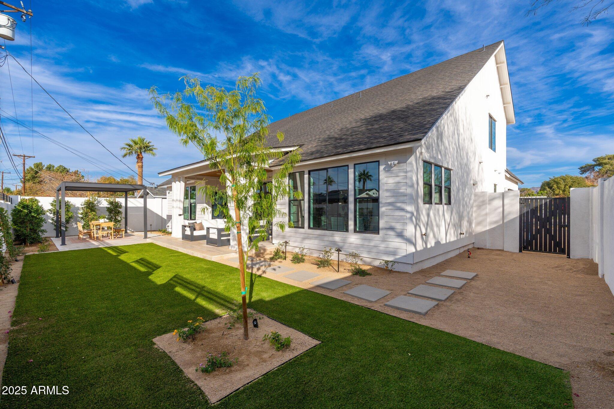 3427 E CAMPBELL Avenue