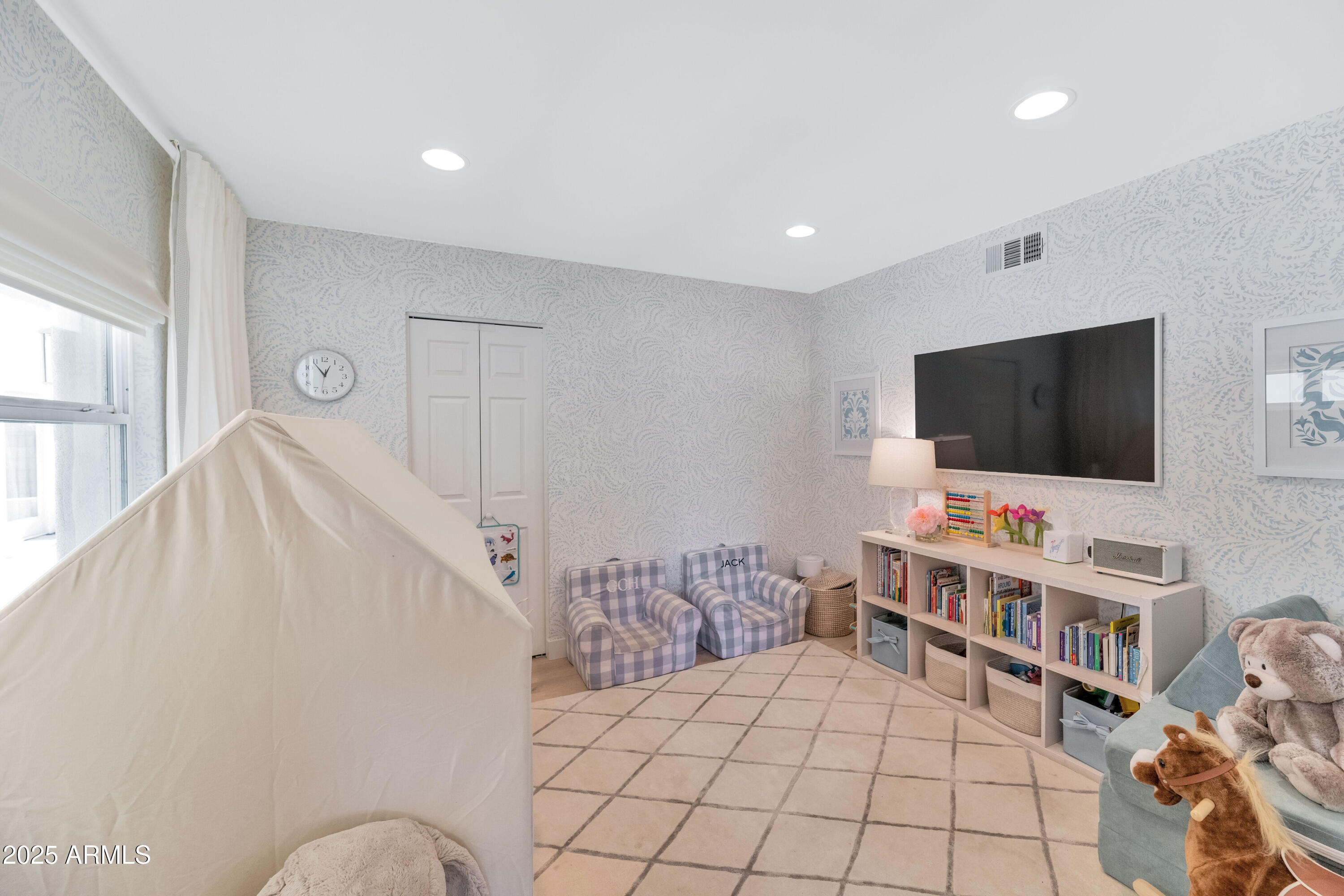 4601 E SOLANO Drive