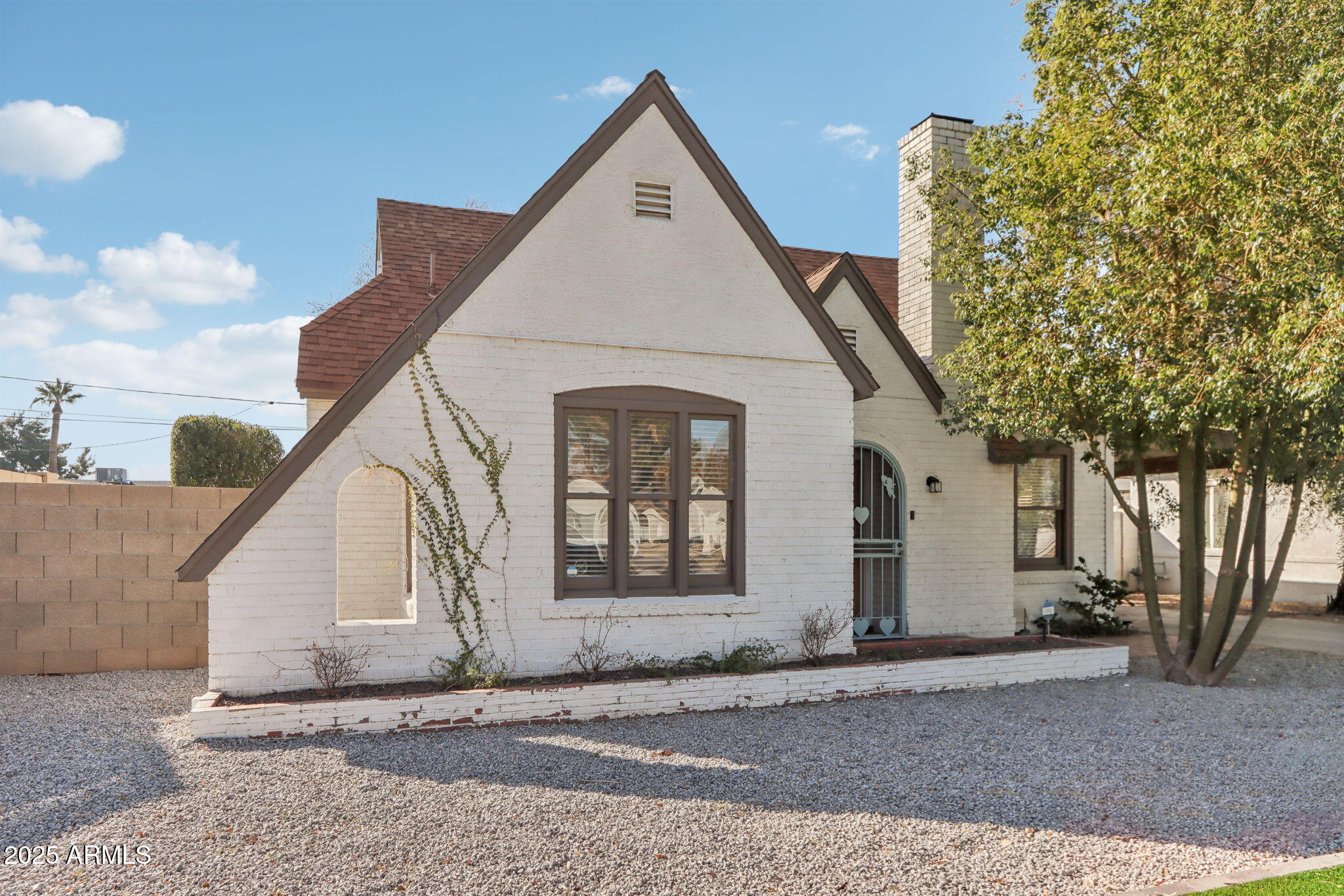 2209 E WELDON Avenue