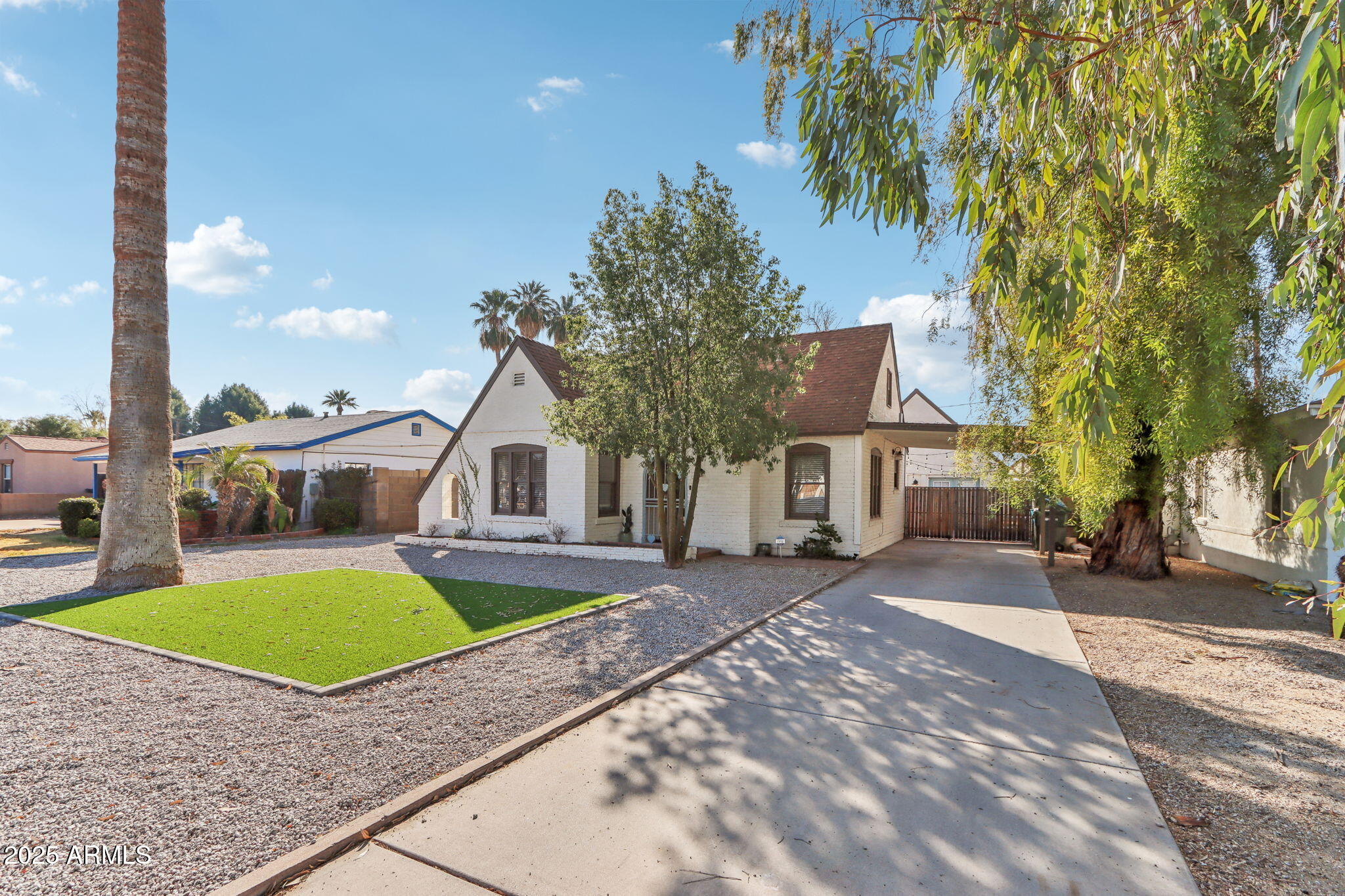 2209 E WELDON Avenue