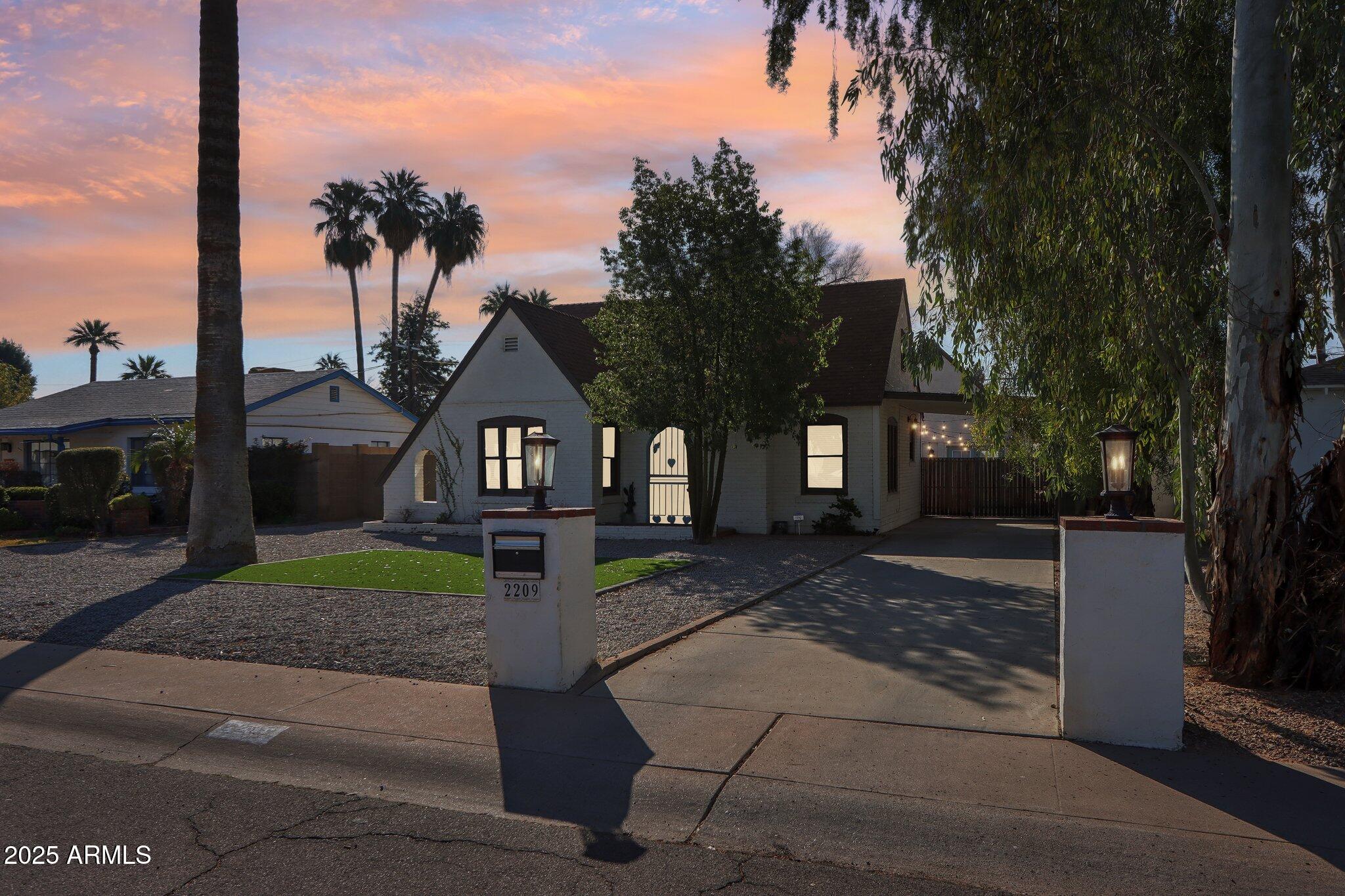 2209 E WELDON Avenue