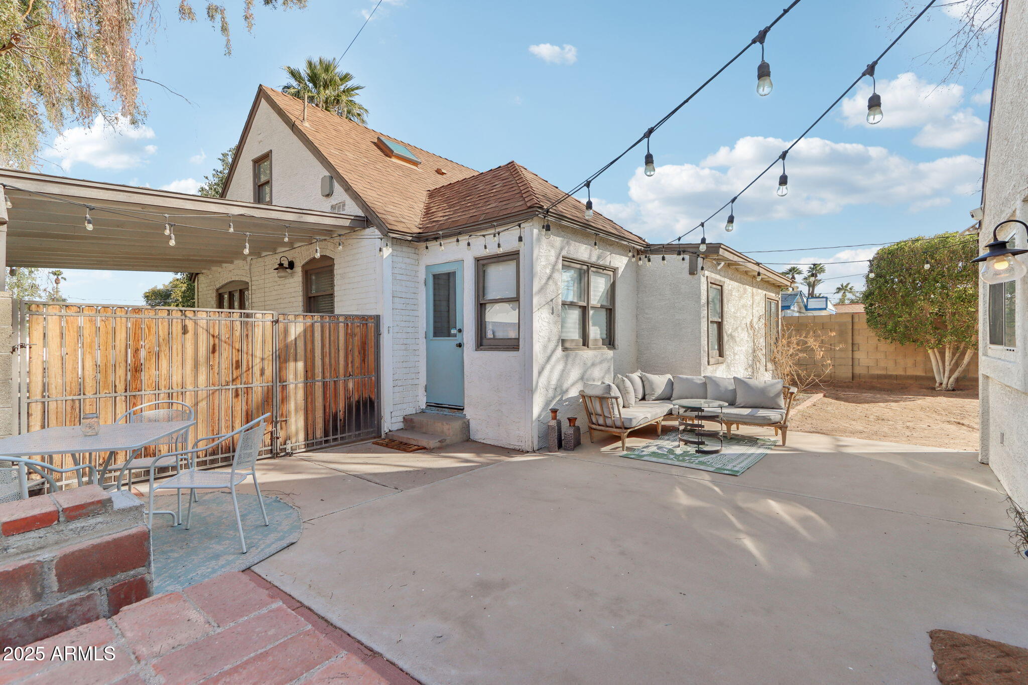 2209 E WELDON Avenue