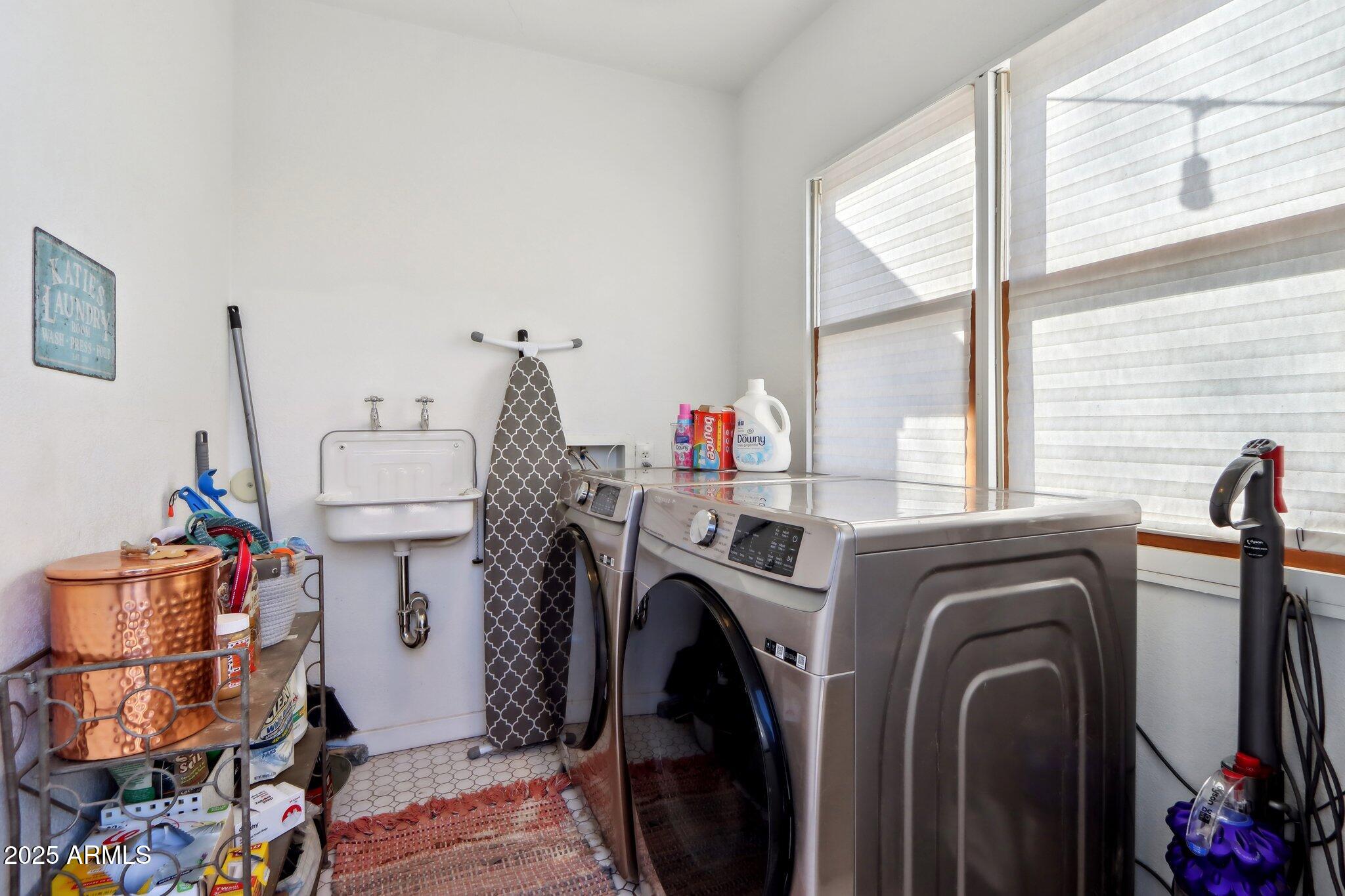 2209 E WELDON Avenue