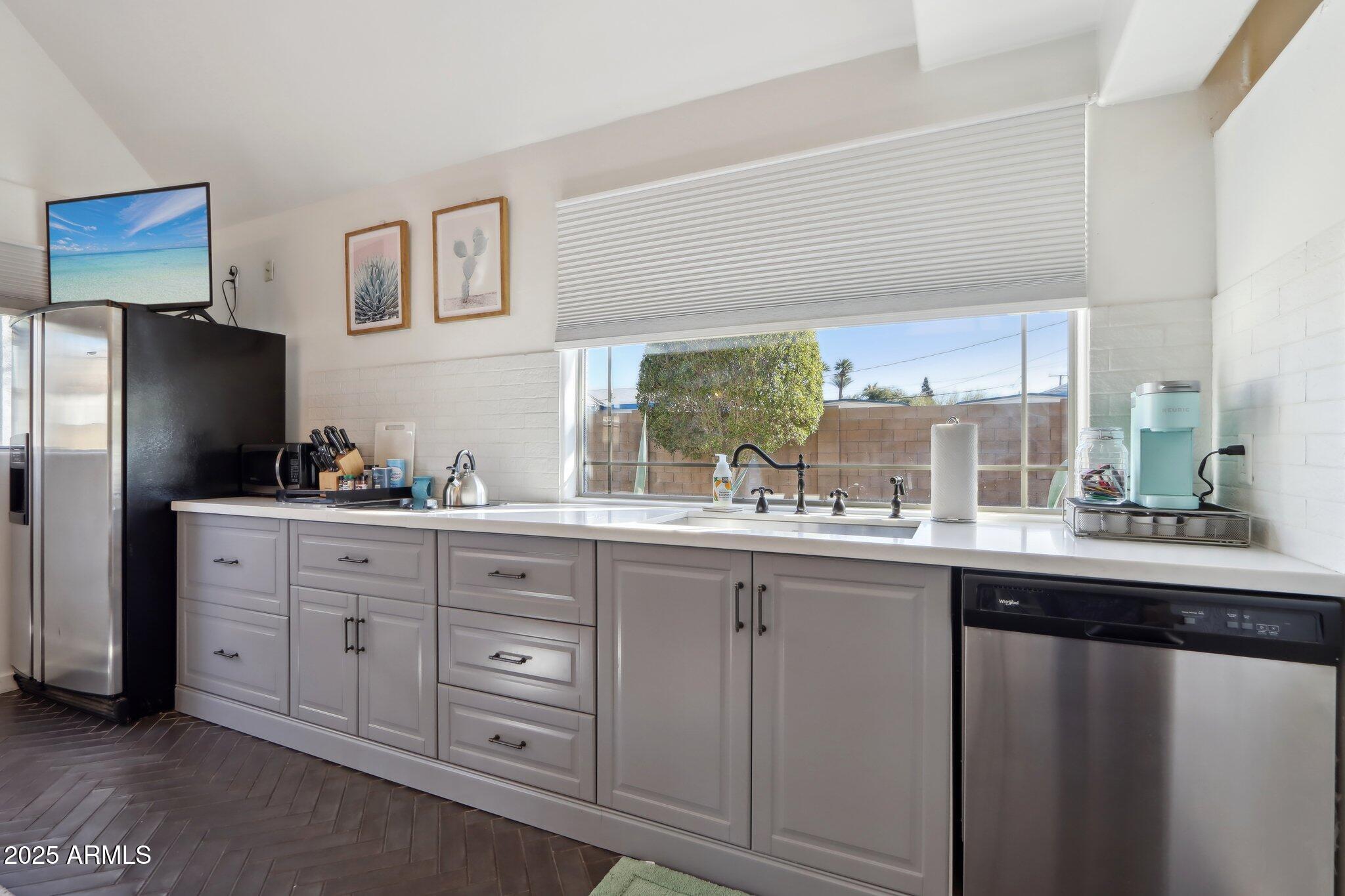 2209 E WELDON Avenue