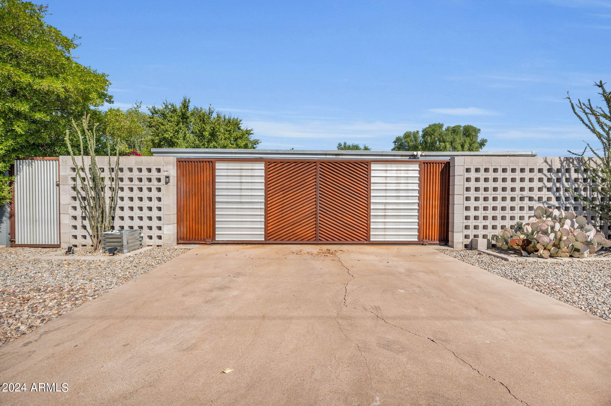 324 W NORTHERN Avenue