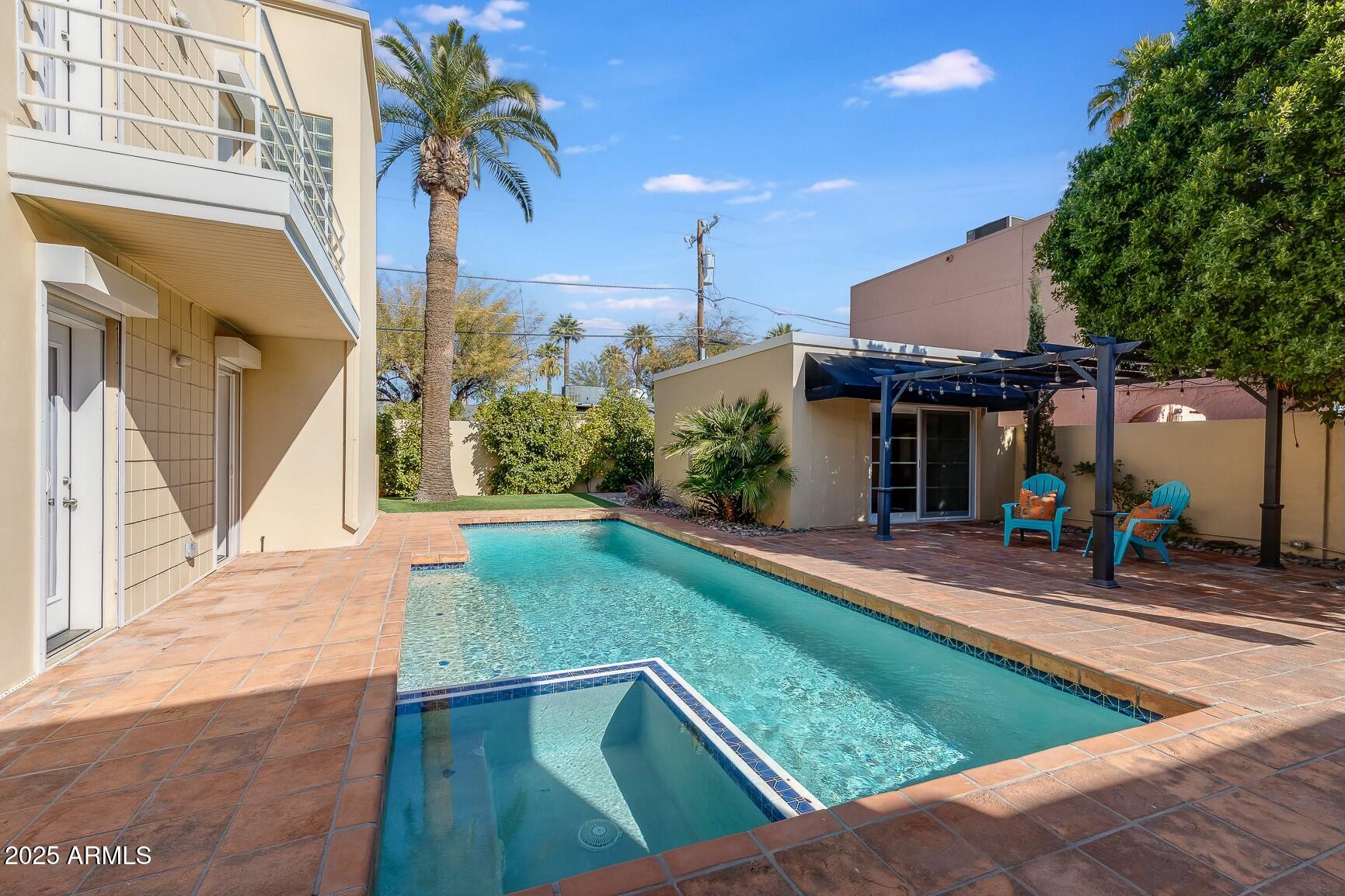 320 W Cypress Street