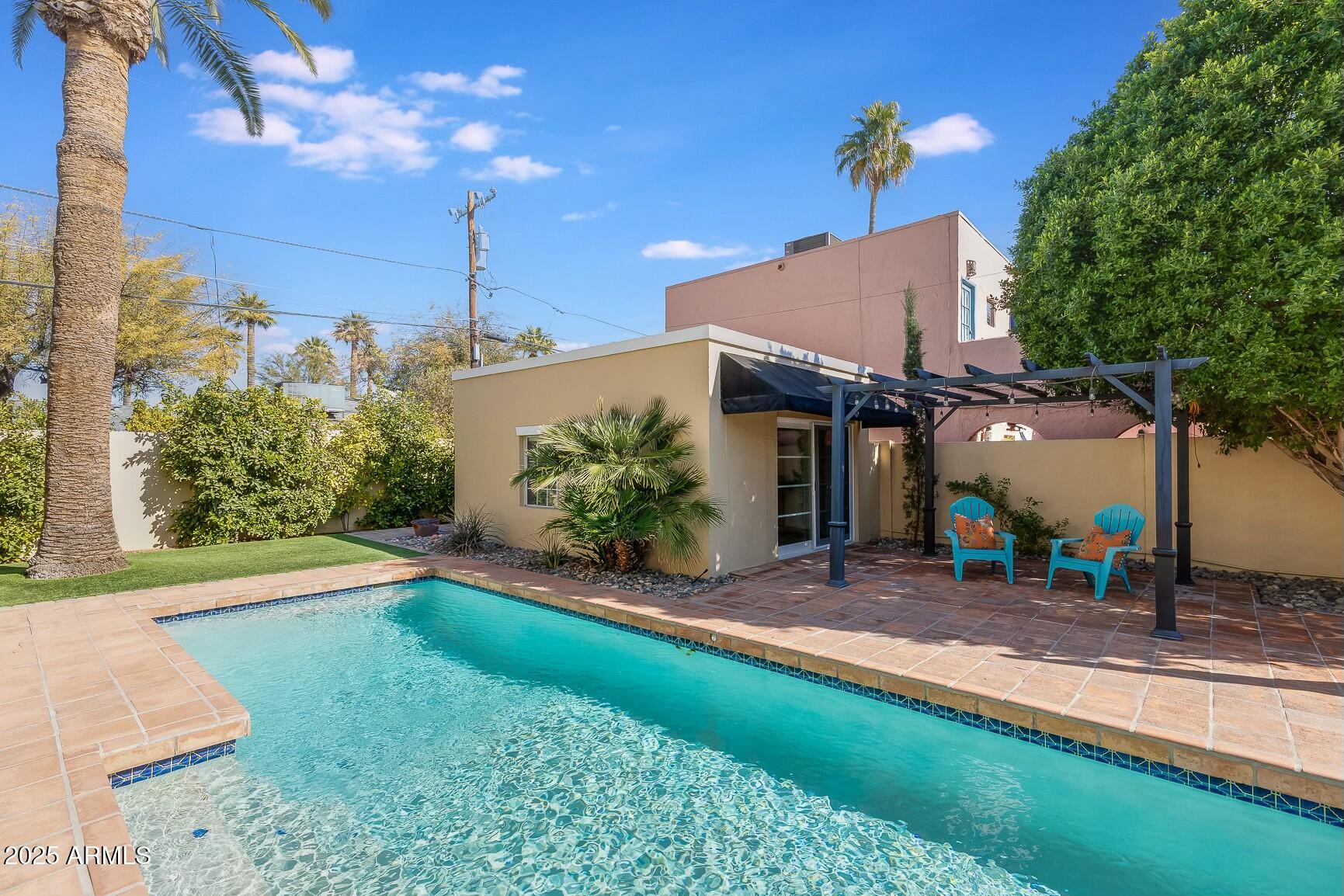 320 W Cypress Street