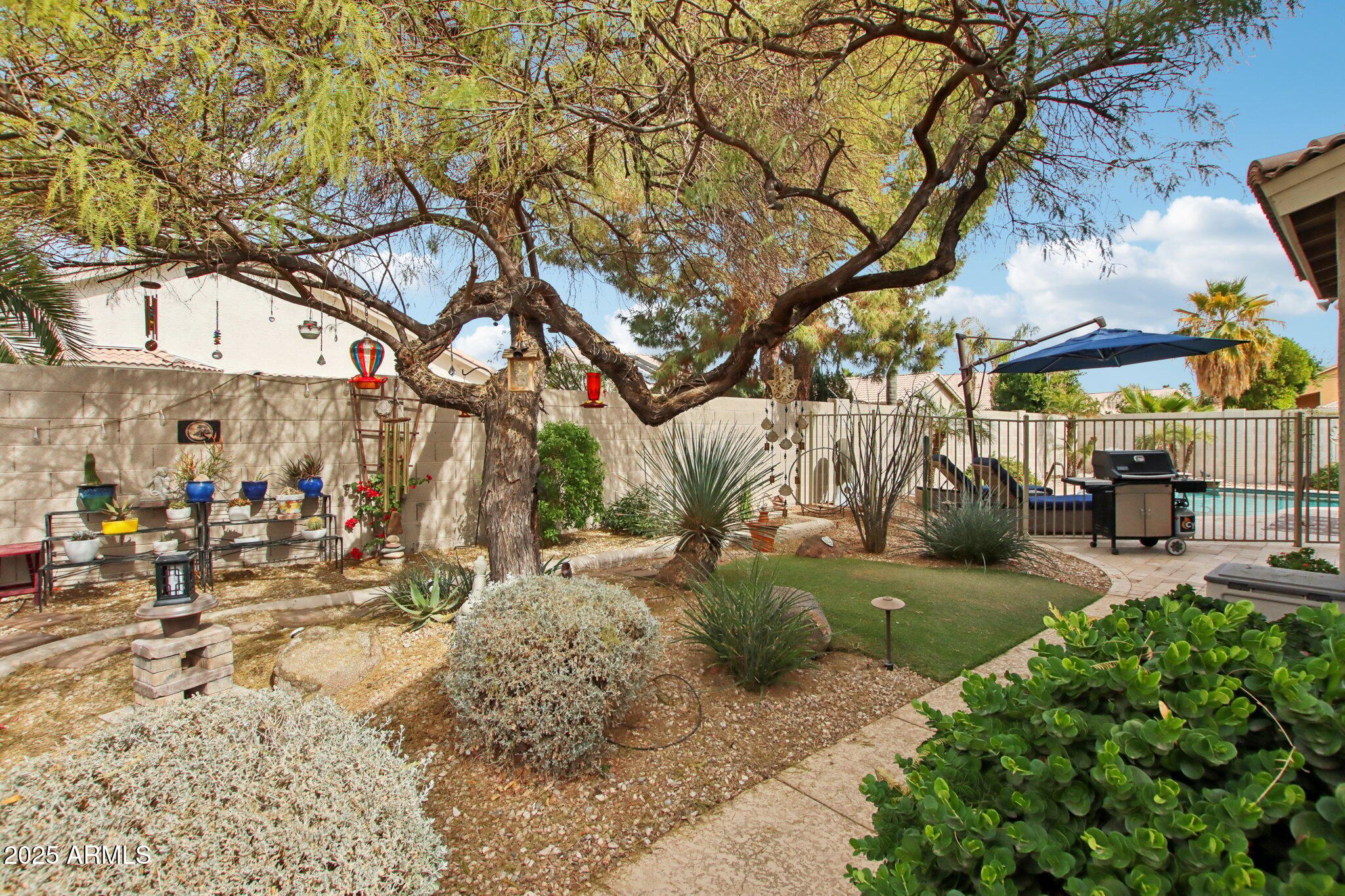 698 W MERRILL Avenue