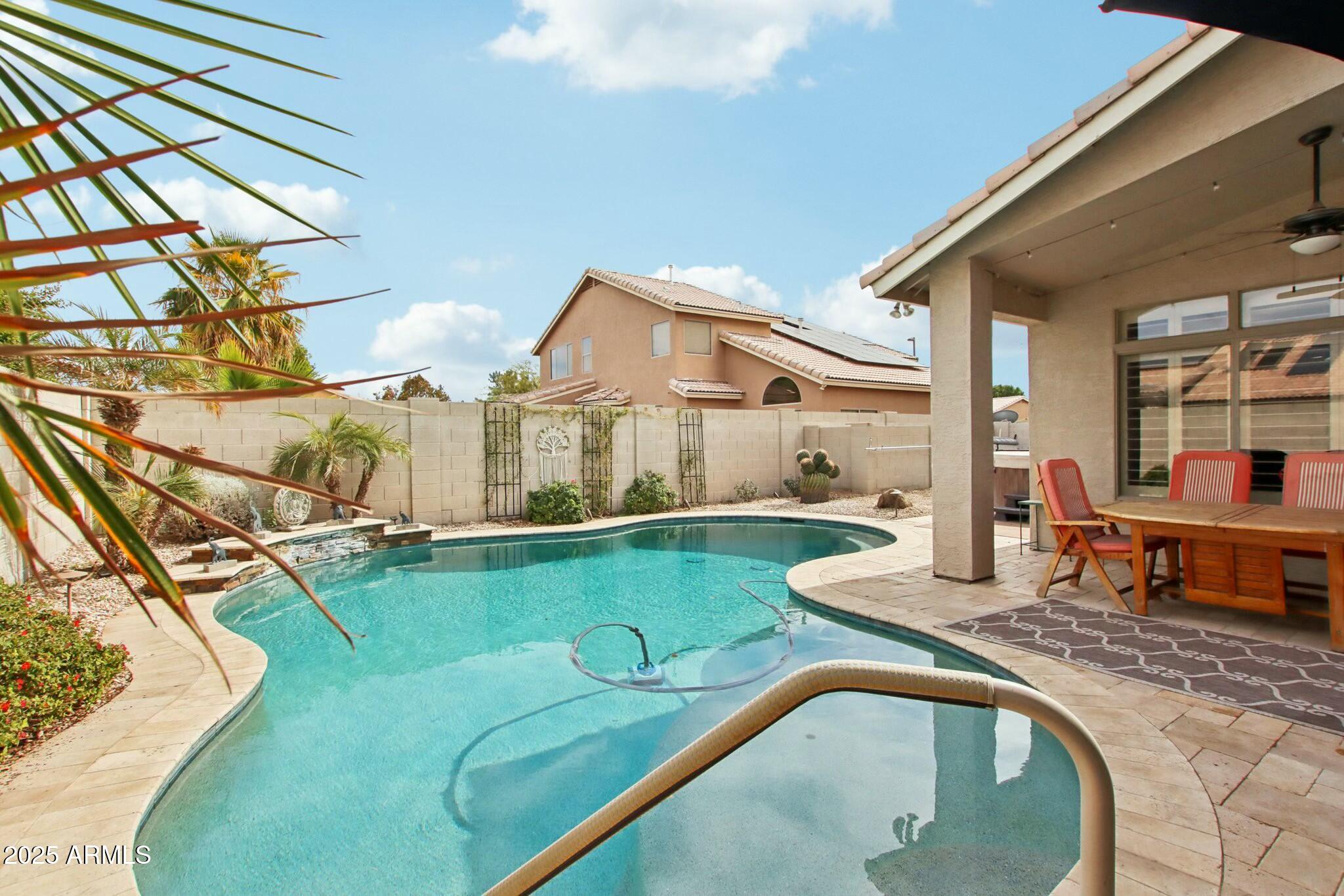 698 W MERRILL Avenue