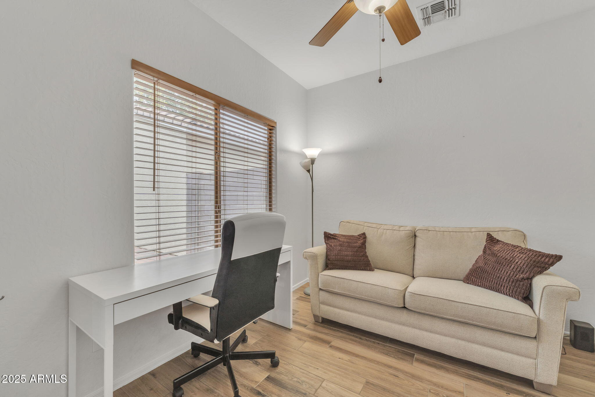 5206 W DESERT HILLS Drive