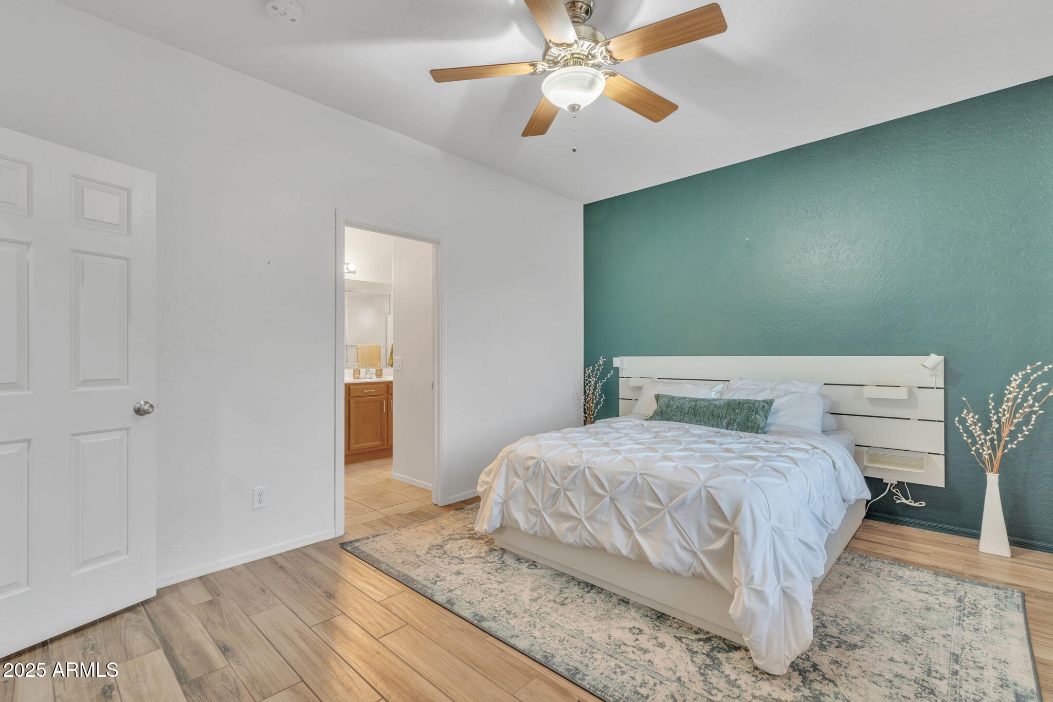 5206 W DESERT HILLS Drive