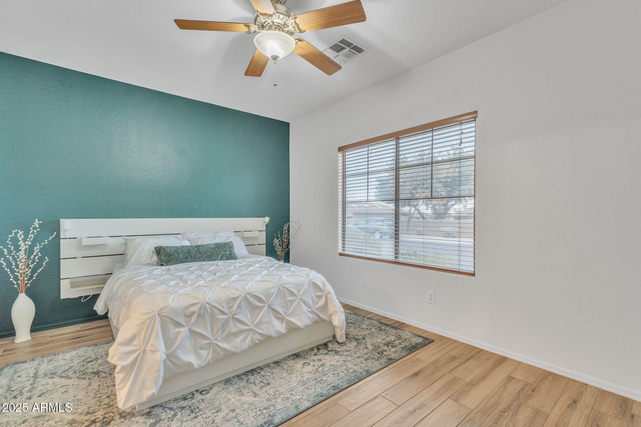 5206 W DESERT HILLS Drive