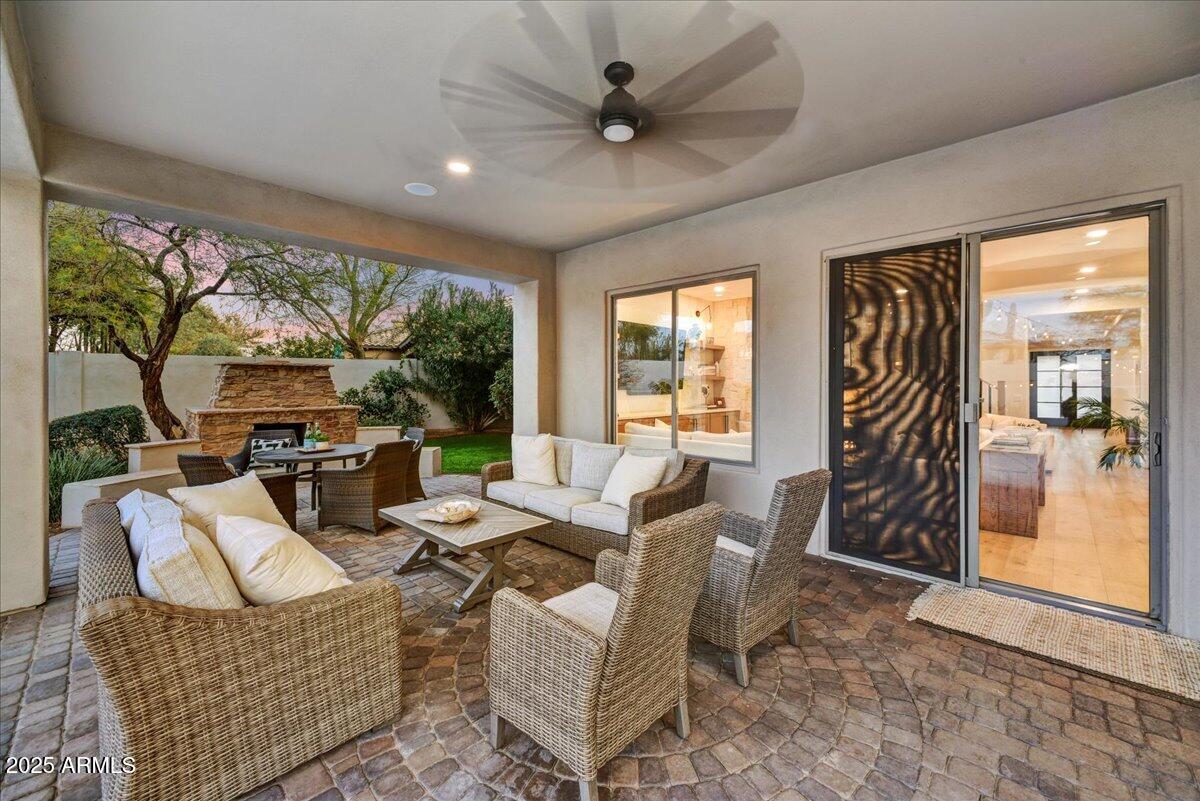 3812 E PARKSIDE Lane