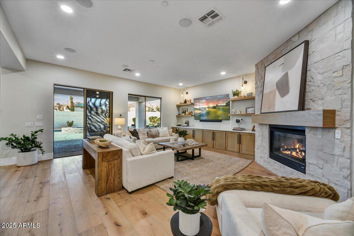 3812 E PARKSIDE Lane