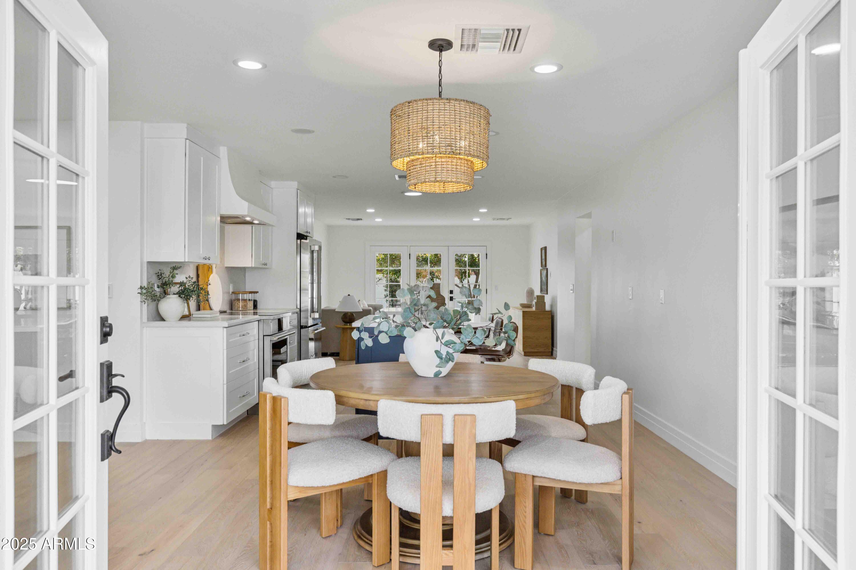 4131 E MINNEZONA Avenue