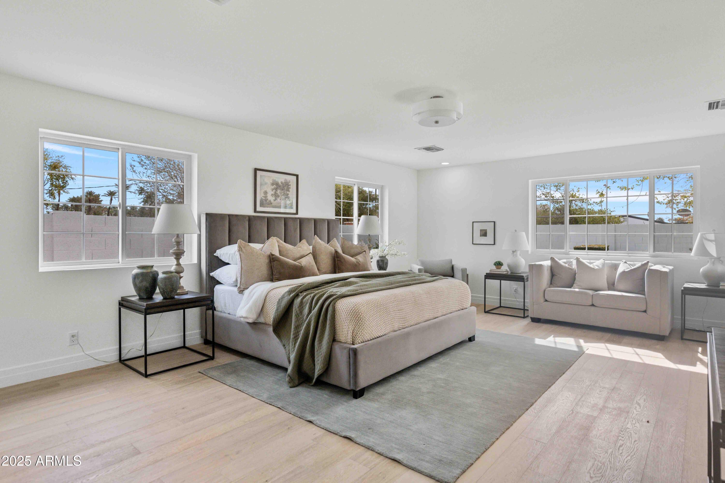 4131 E MINNEZONA Avenue