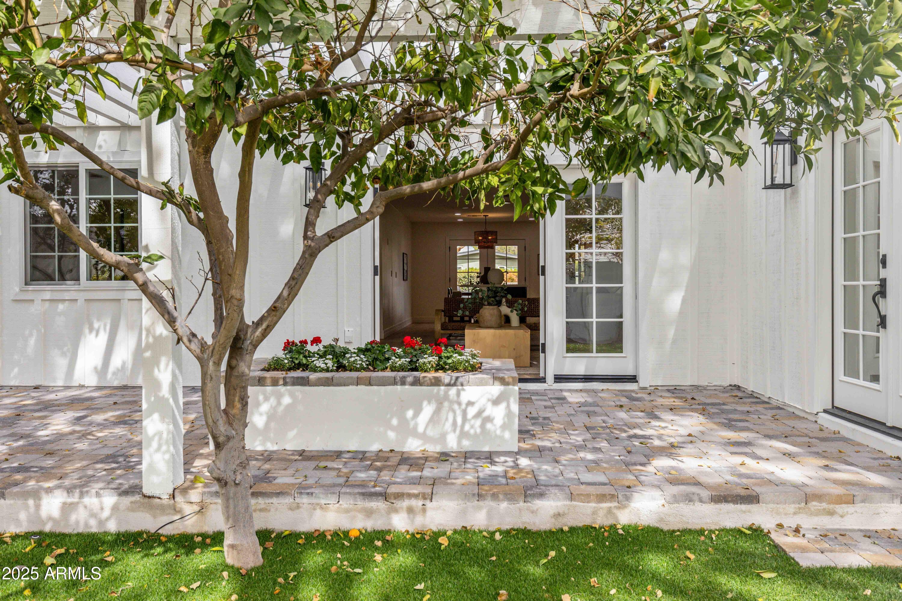 4131 E MINNEZONA Avenue