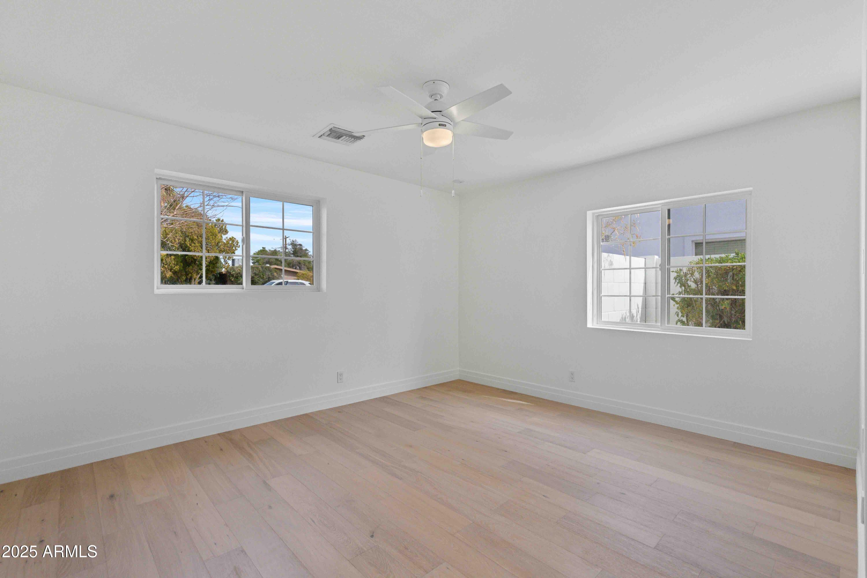 4131 E MINNEZONA Avenue