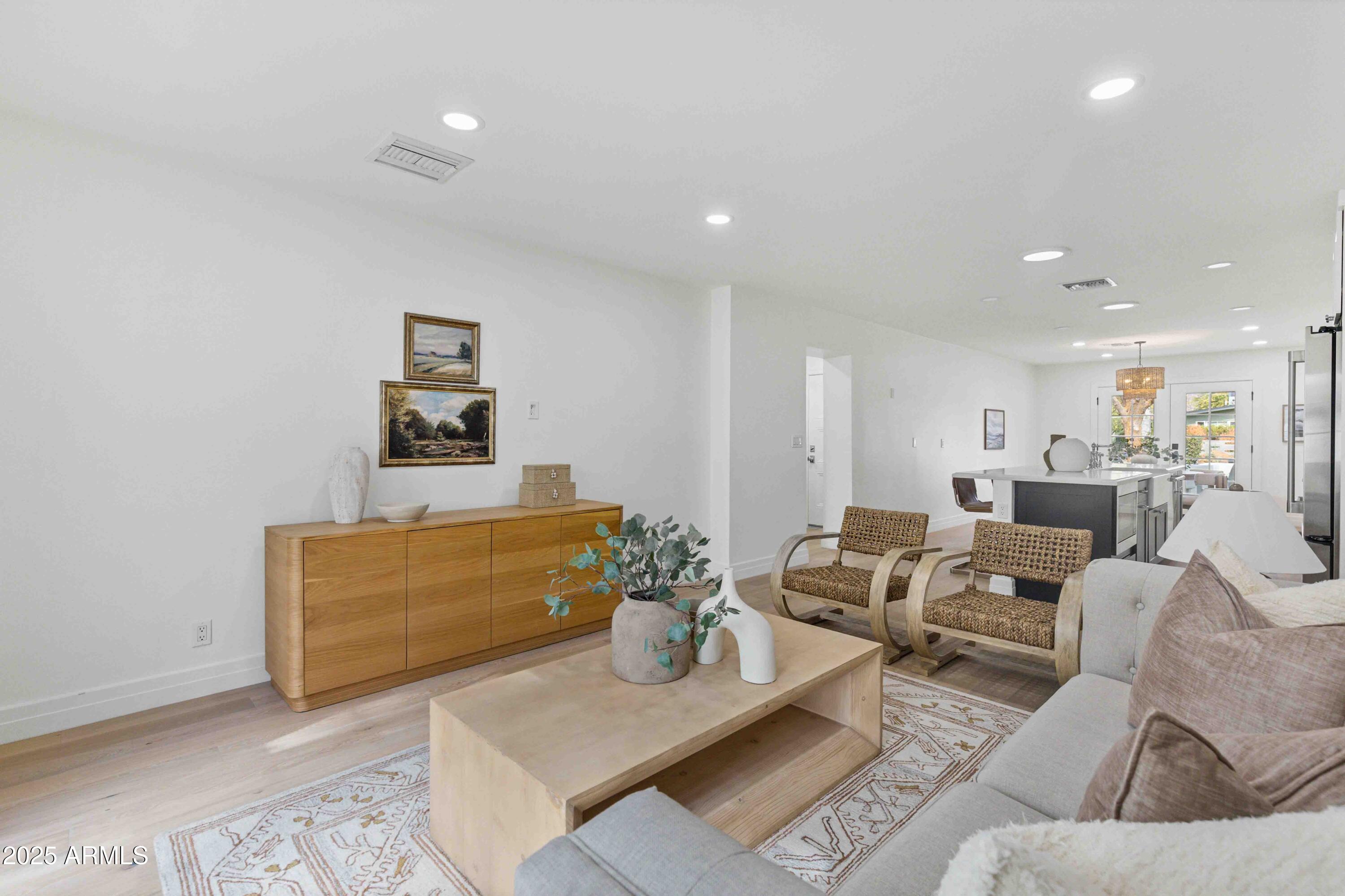 4131 E MINNEZONA Avenue