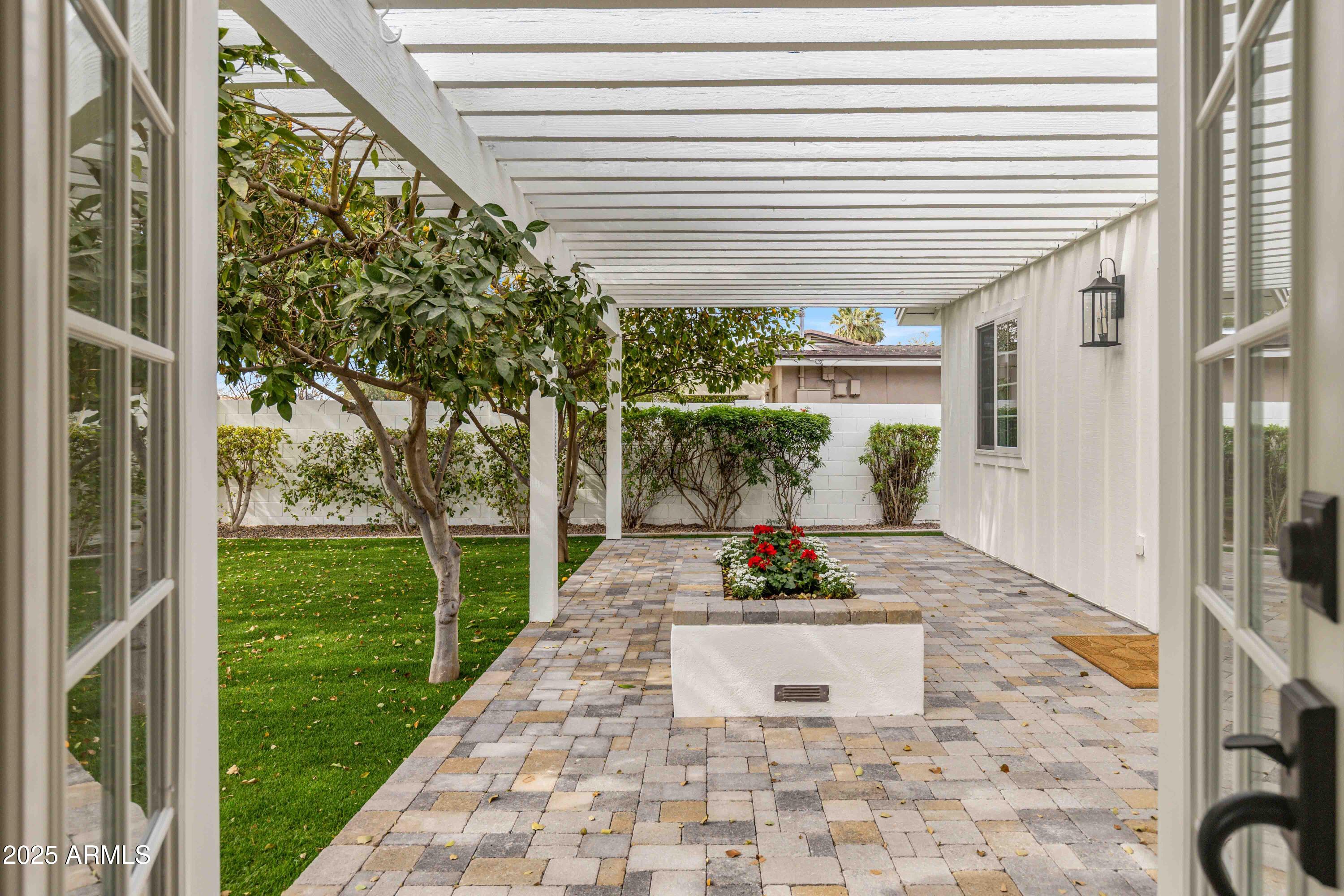 4131 E MINNEZONA Avenue