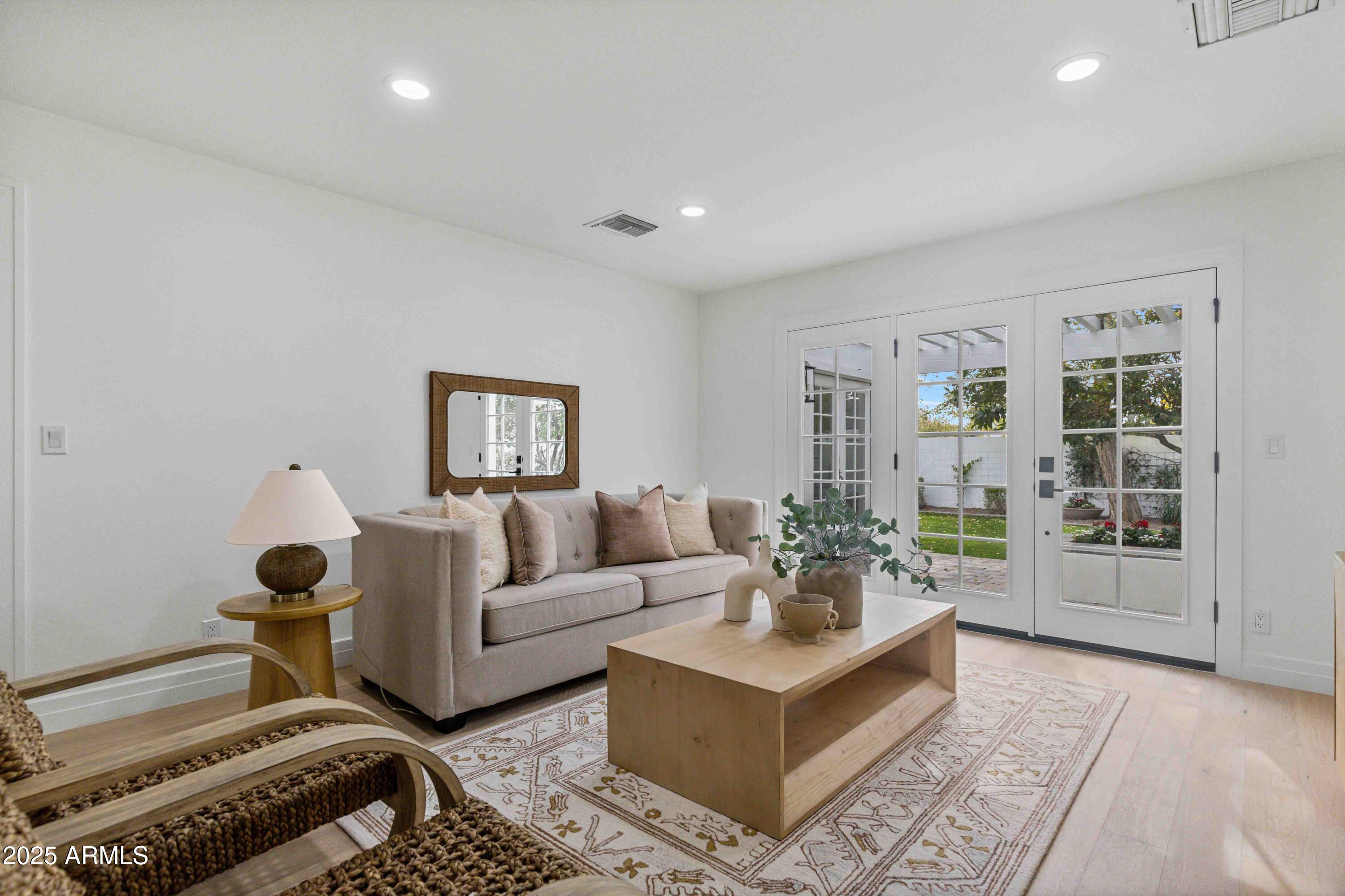 4131 E MINNEZONA Avenue