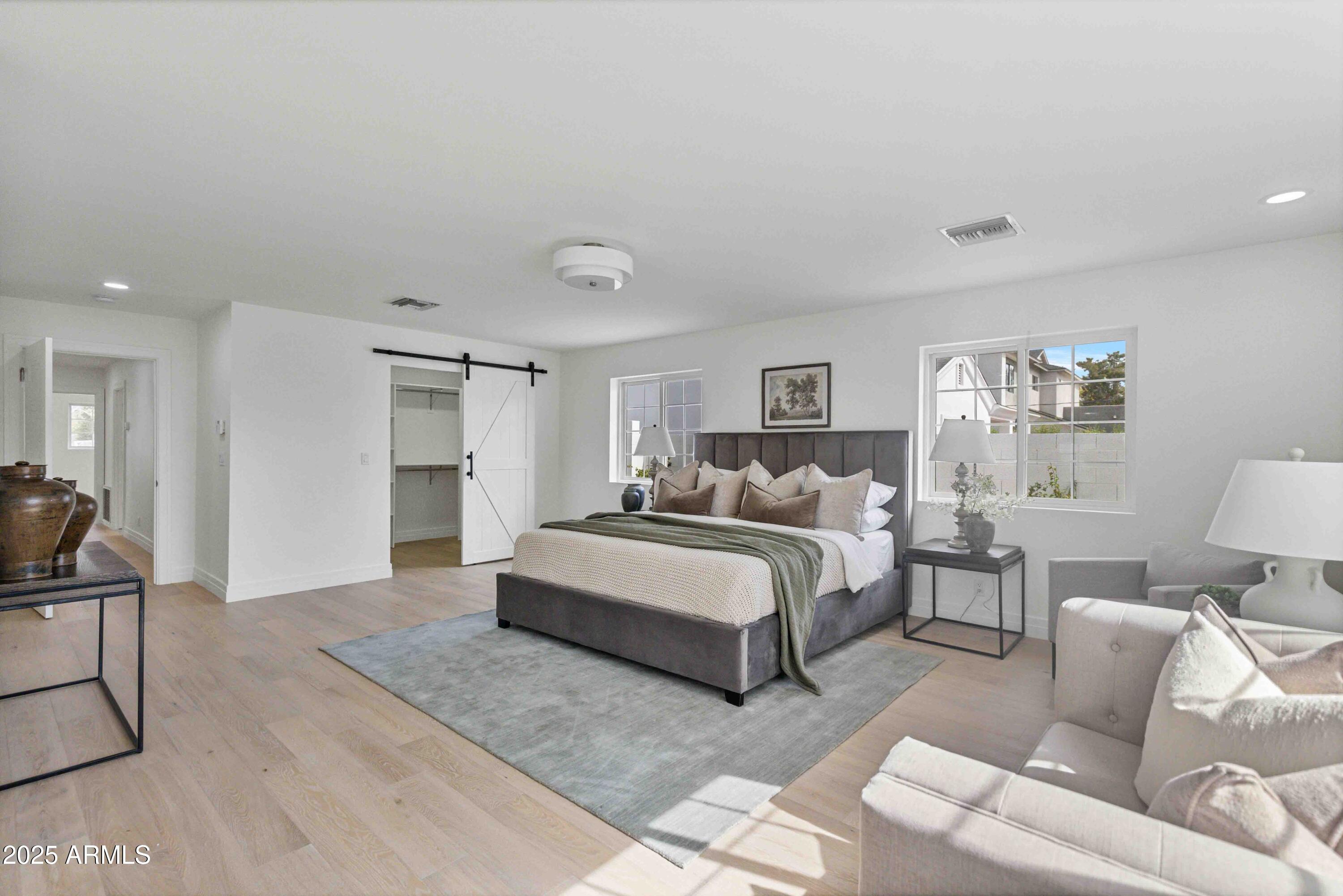 4131 E MINNEZONA Avenue