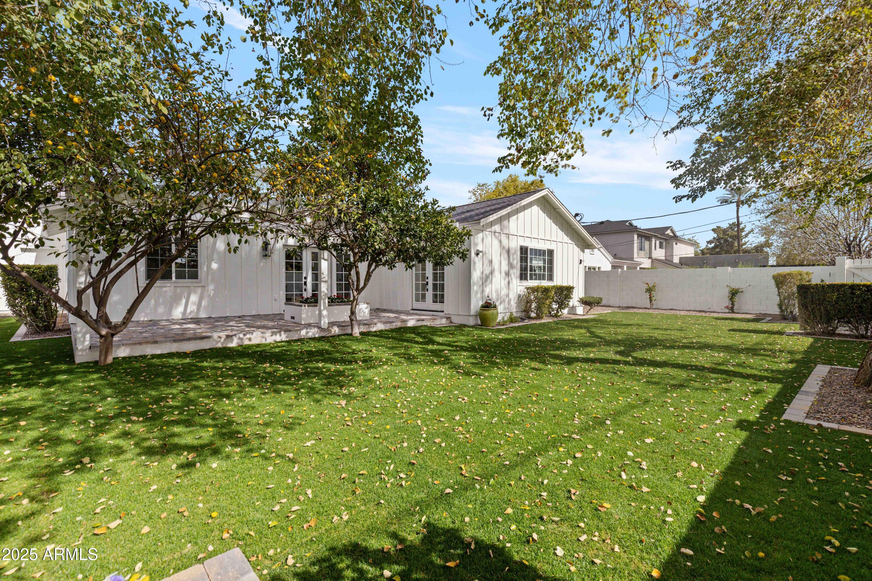 4131 E MINNEZONA Avenue