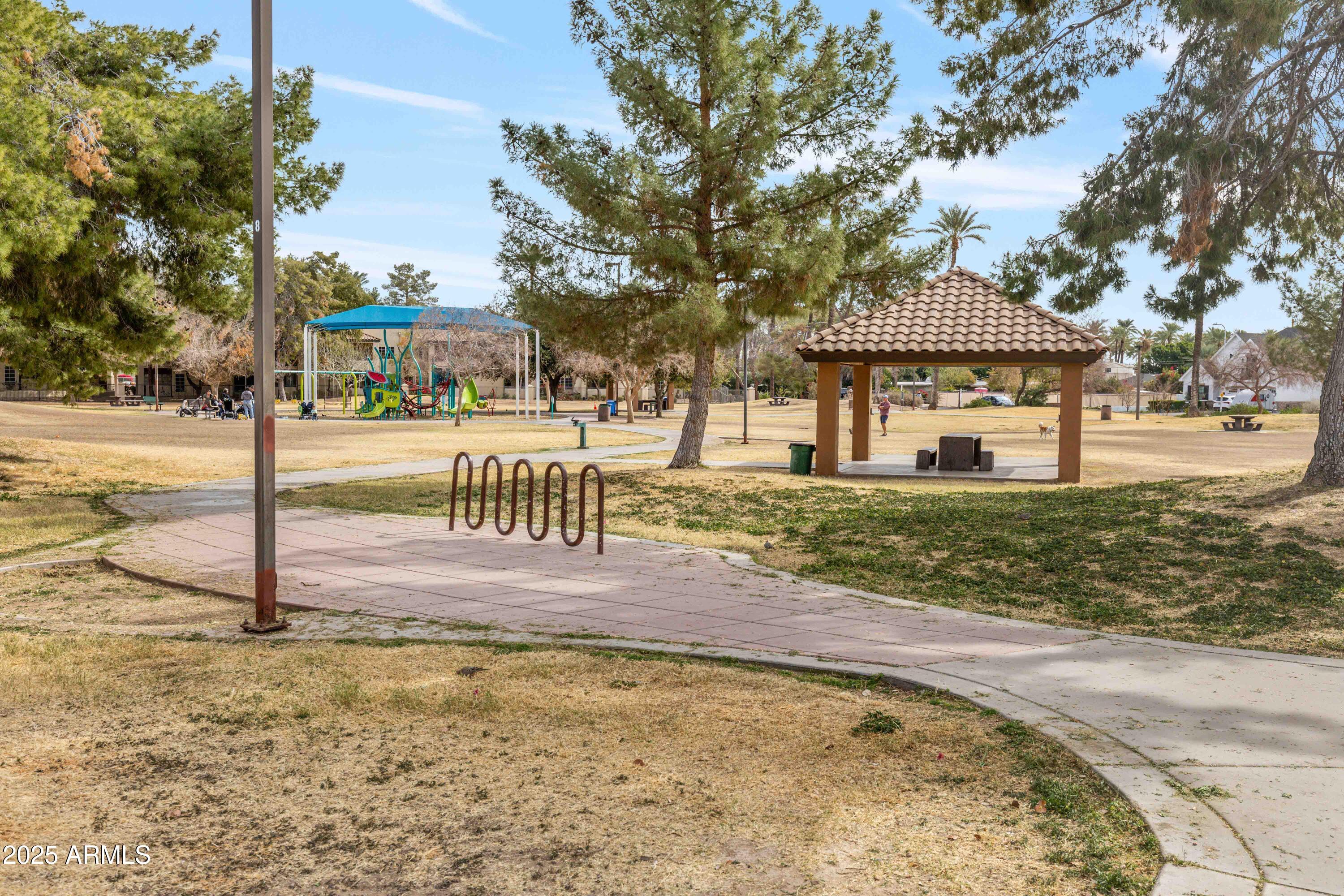 4131 E MINNEZONA Avenue