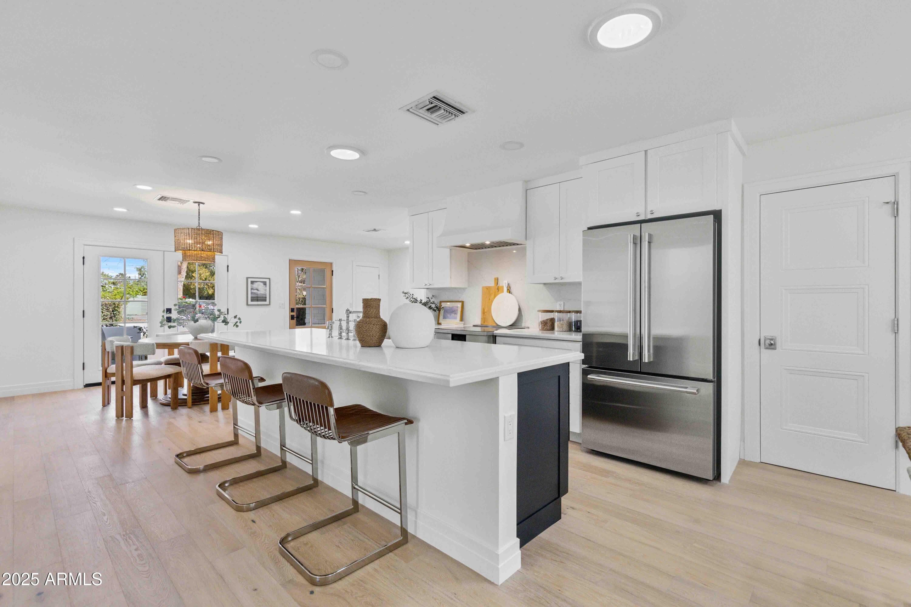 4131 E MINNEZONA Avenue